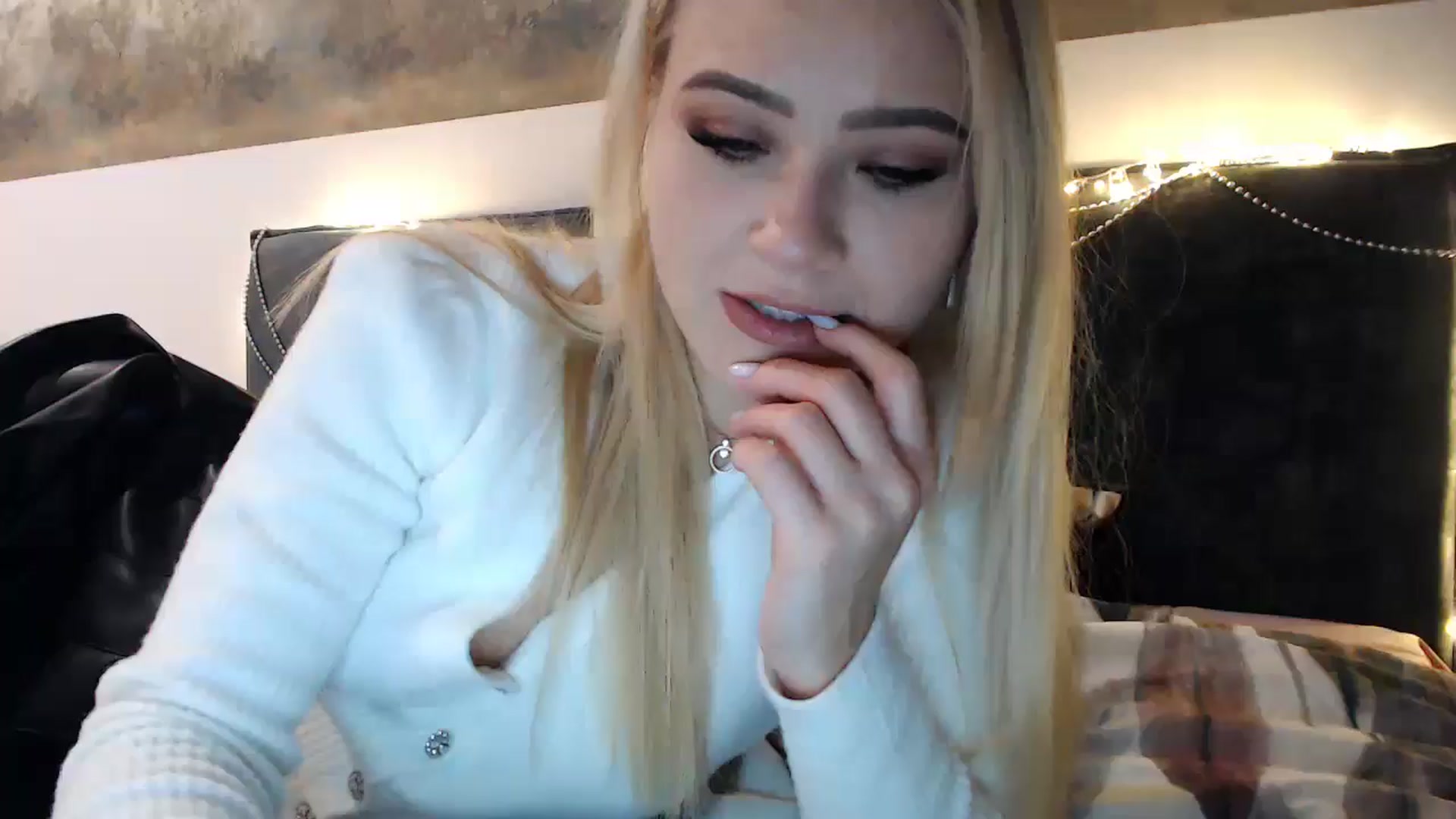 Gallery image thumbnail from fiancee's myfreecams stream on, 12/31/2024, 04:25 image 4 of 20