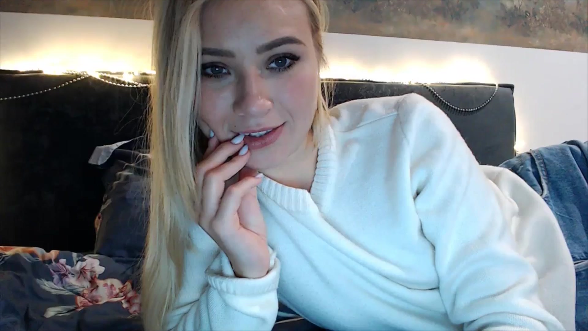 Gallery image thumbnail from fiancee's myfreecams stream on, 01/06/2025, 23:42 image 19 of 20