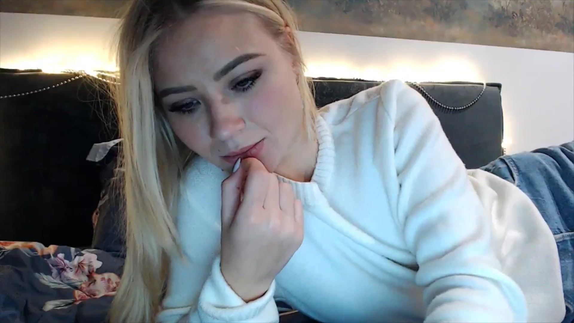 Gallery image thumbnail from fiancee's myfreecams stream on, 01/06/2025, 23:42 image 16 of 20