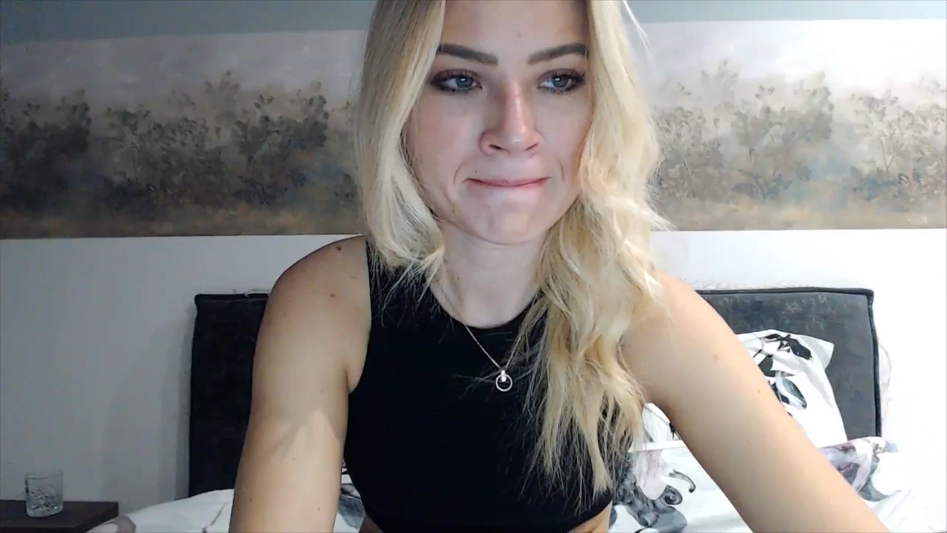 Gallery image thumbnail from fiancee's myfreecams stream on, 04/05/2025, 02:00 image 16 of 20