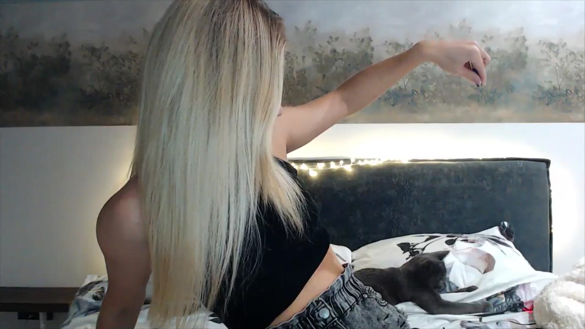 Gallery image thumbnail from fiancee's myfreecams stream on, 04/10/2025, 01:35 image 2 of 20