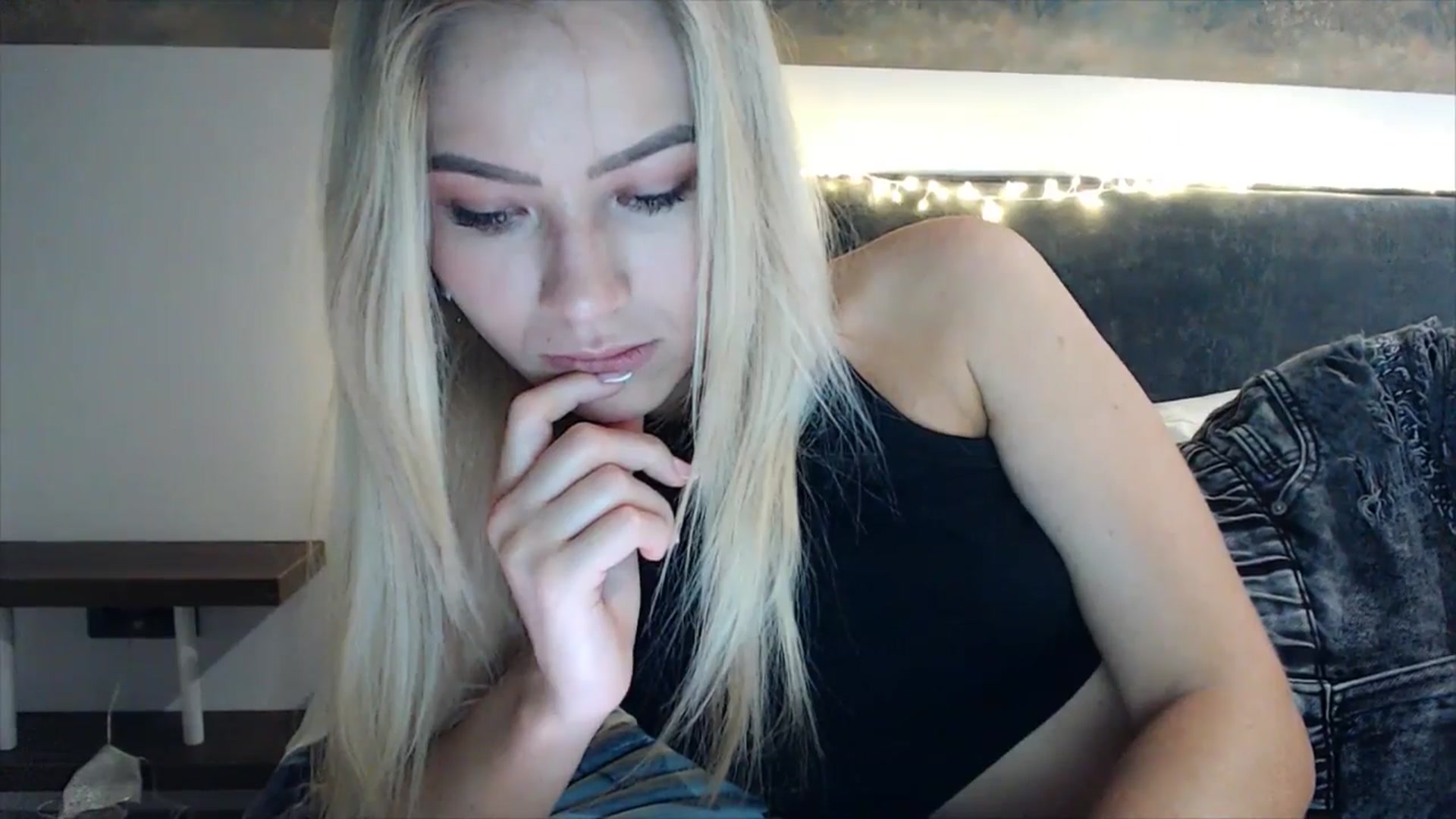 Gallery image thumbnail from fiancee's myfreecams stream on, 04/10/2025, 01:35 image 15 of 20