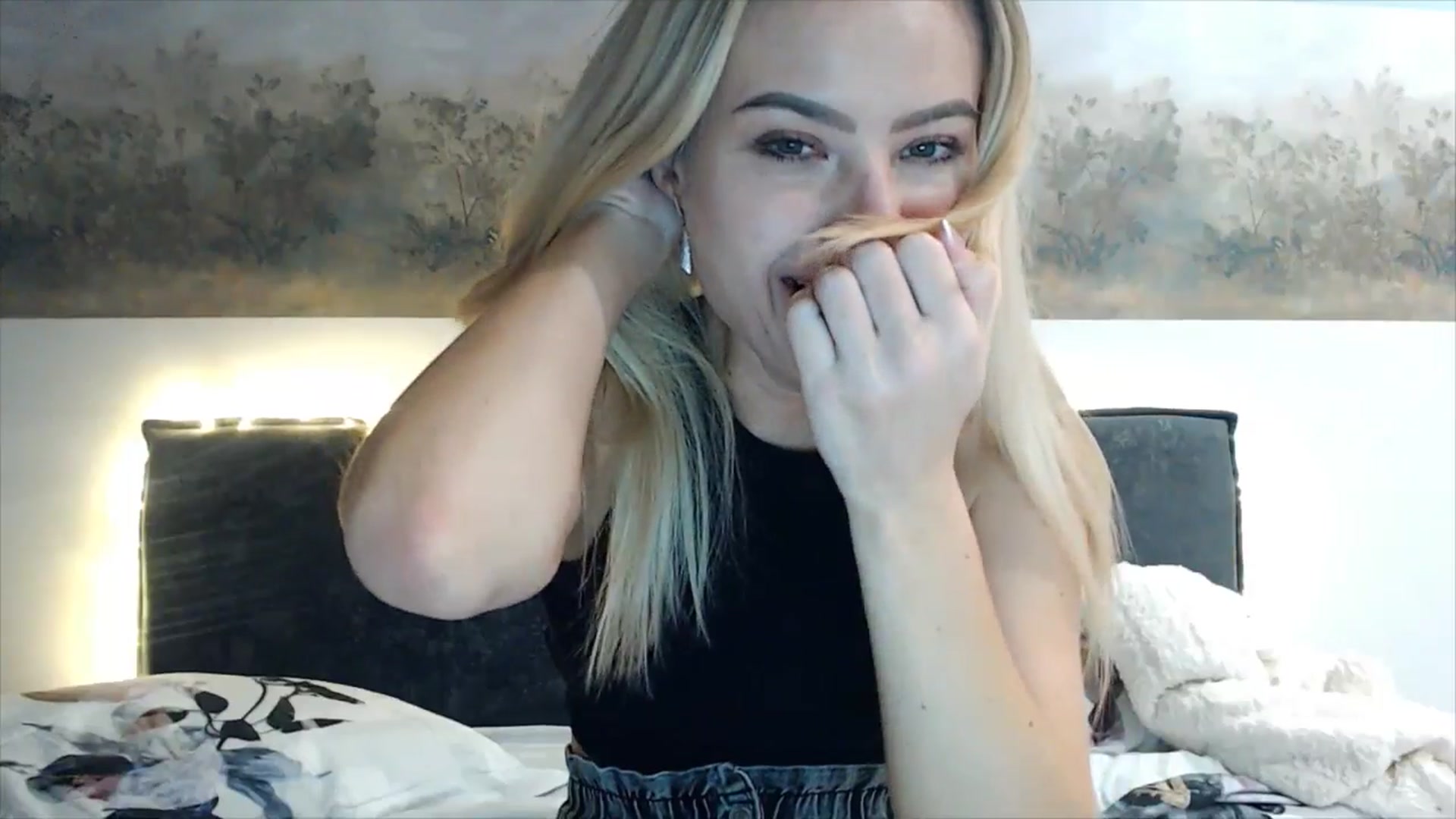 Gallery image thumbnail from fiancee's myfreecams stream on, 04/10/2025, 02:35 image 2 of 20