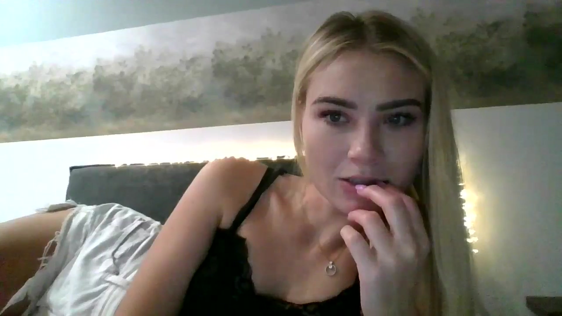 Gallery image thumbnail from fiancee's myfreecams stream on, 09/17/2025, 24:32 image 17 of 20