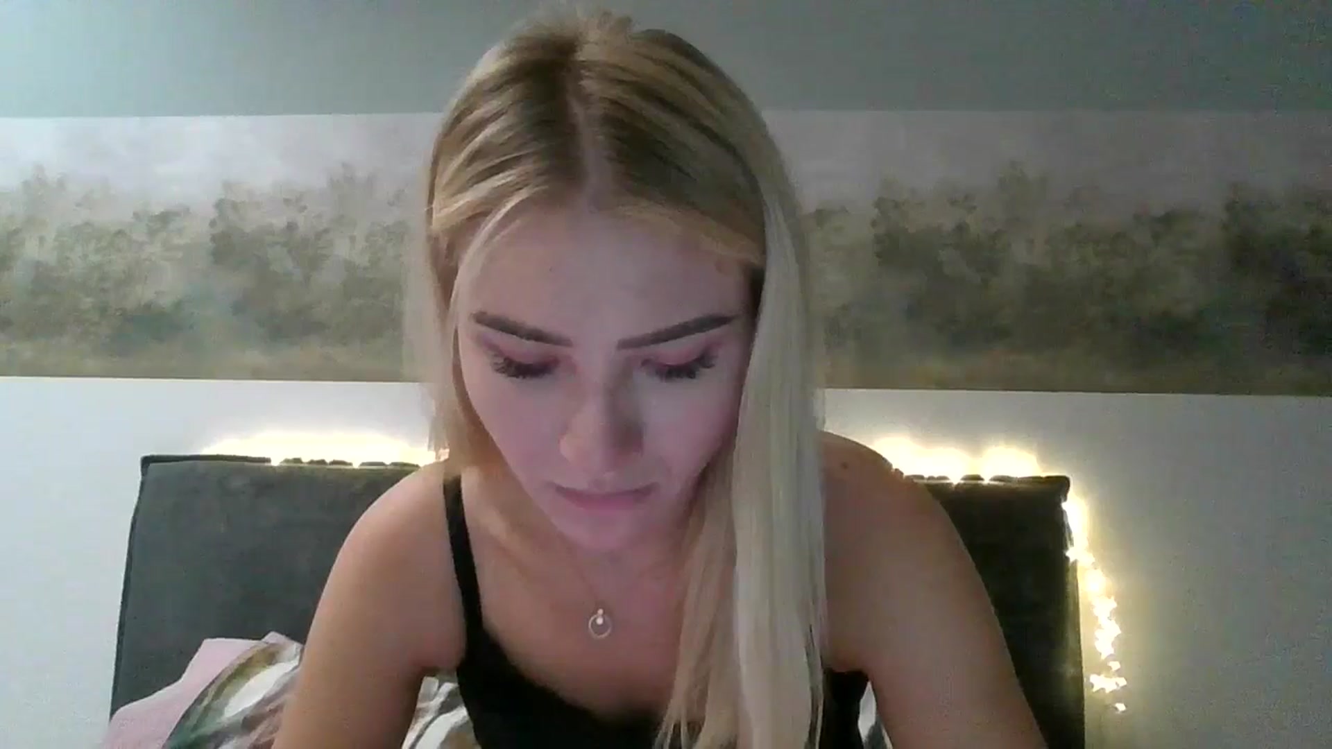 Gallery image thumbnail from fiancee's myfreecams stream on, 09/17/2025, 24:32 image 9 of 20