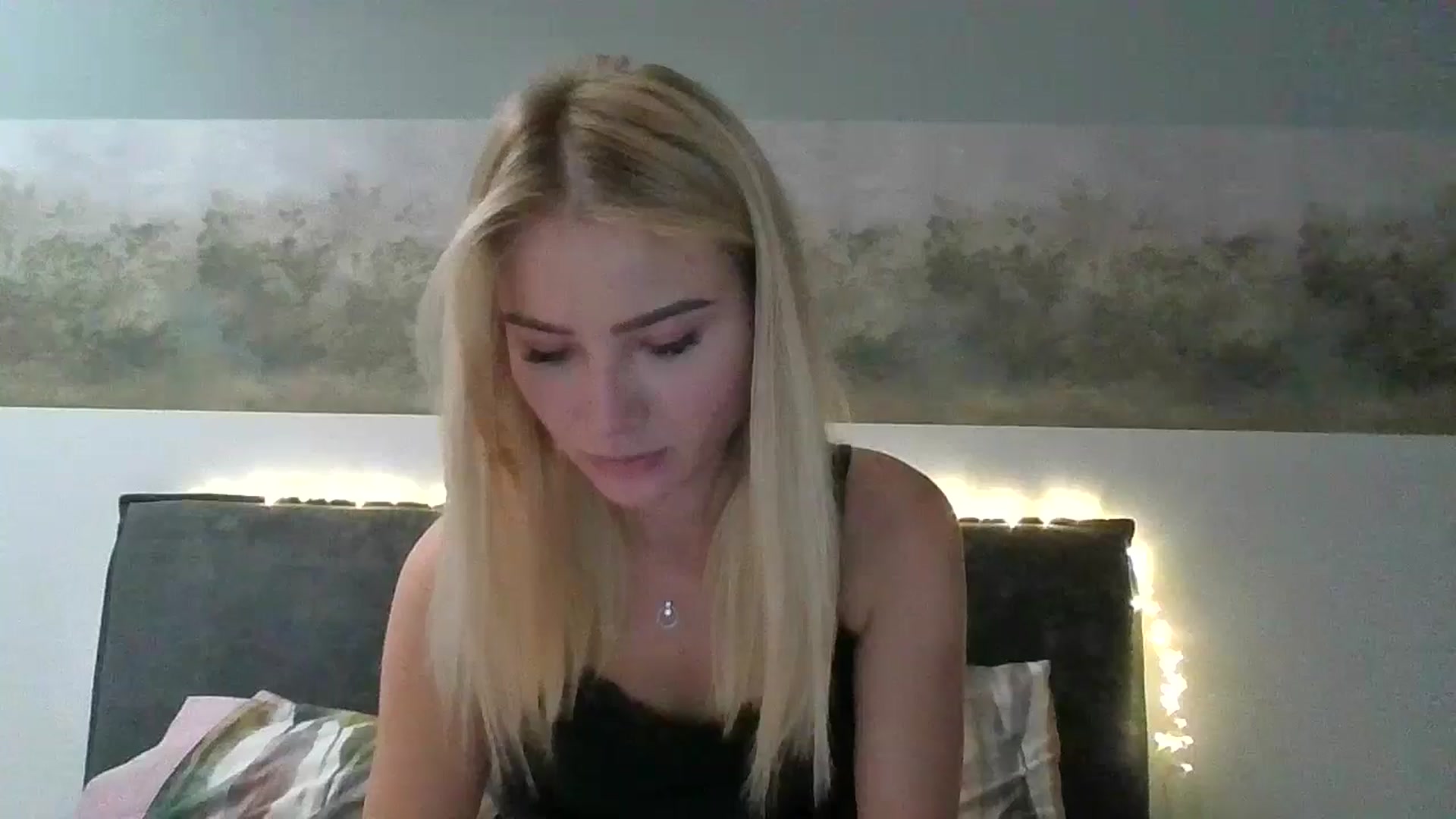 Gallery image thumbnail from fiancee's myfreecams stream on, 09/17/2025, 24:32 image 1 of 20