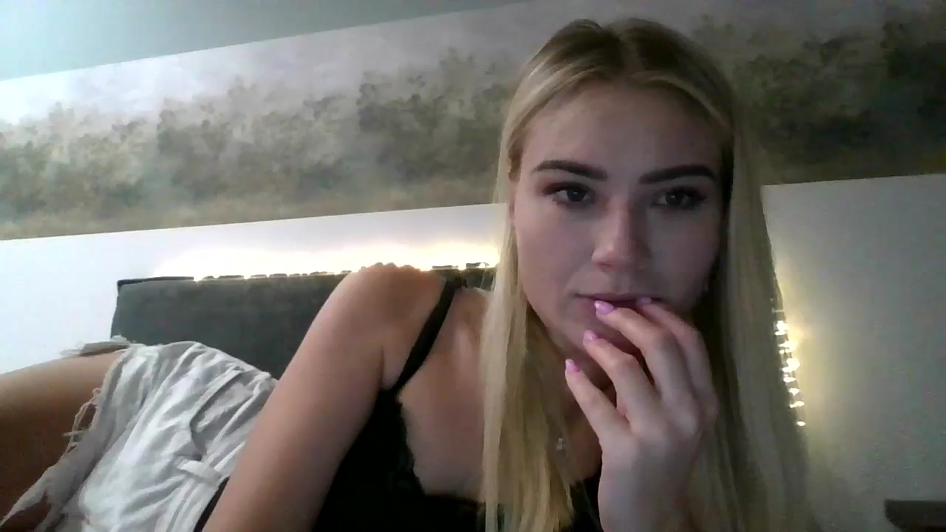 Gallery image thumbnail from fiancee's myfreecams stream on, 09/17/2025, 24:32 image 14 of 20