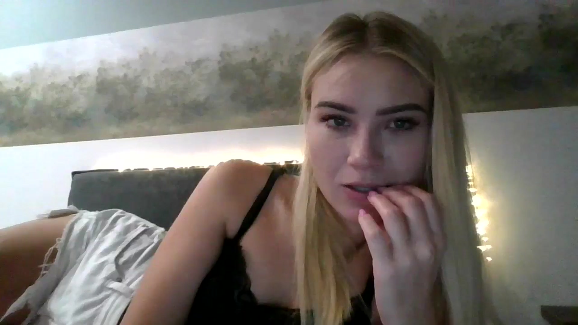 Gallery image thumbnail from fiancee's myfreecams stream on, 09/17/2025, 24:32 image 15 of 20