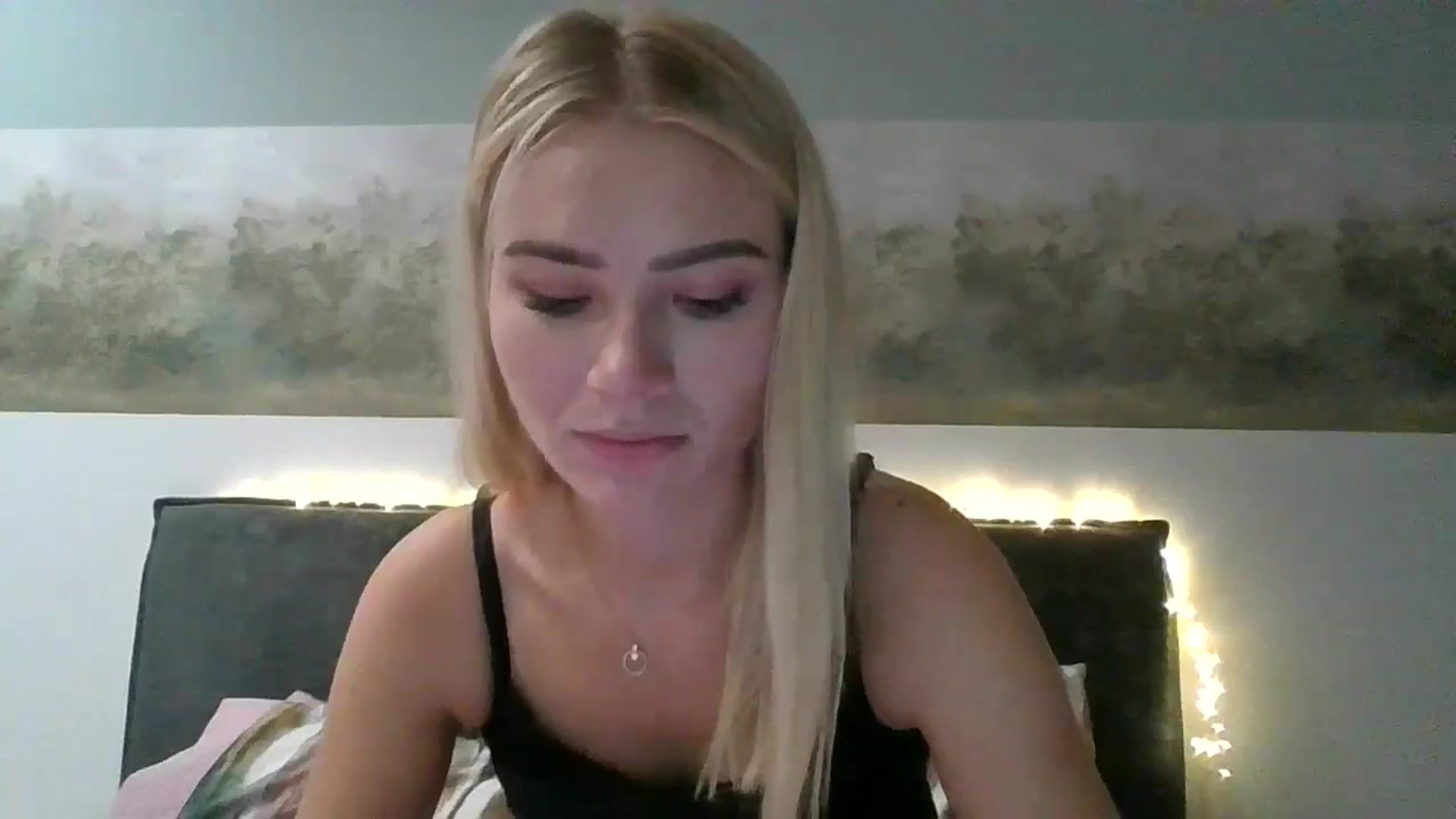 Gallery image thumbnail from fiancee's myfreecams stream on, 09/17/2025, 24:32 image 8 of 20