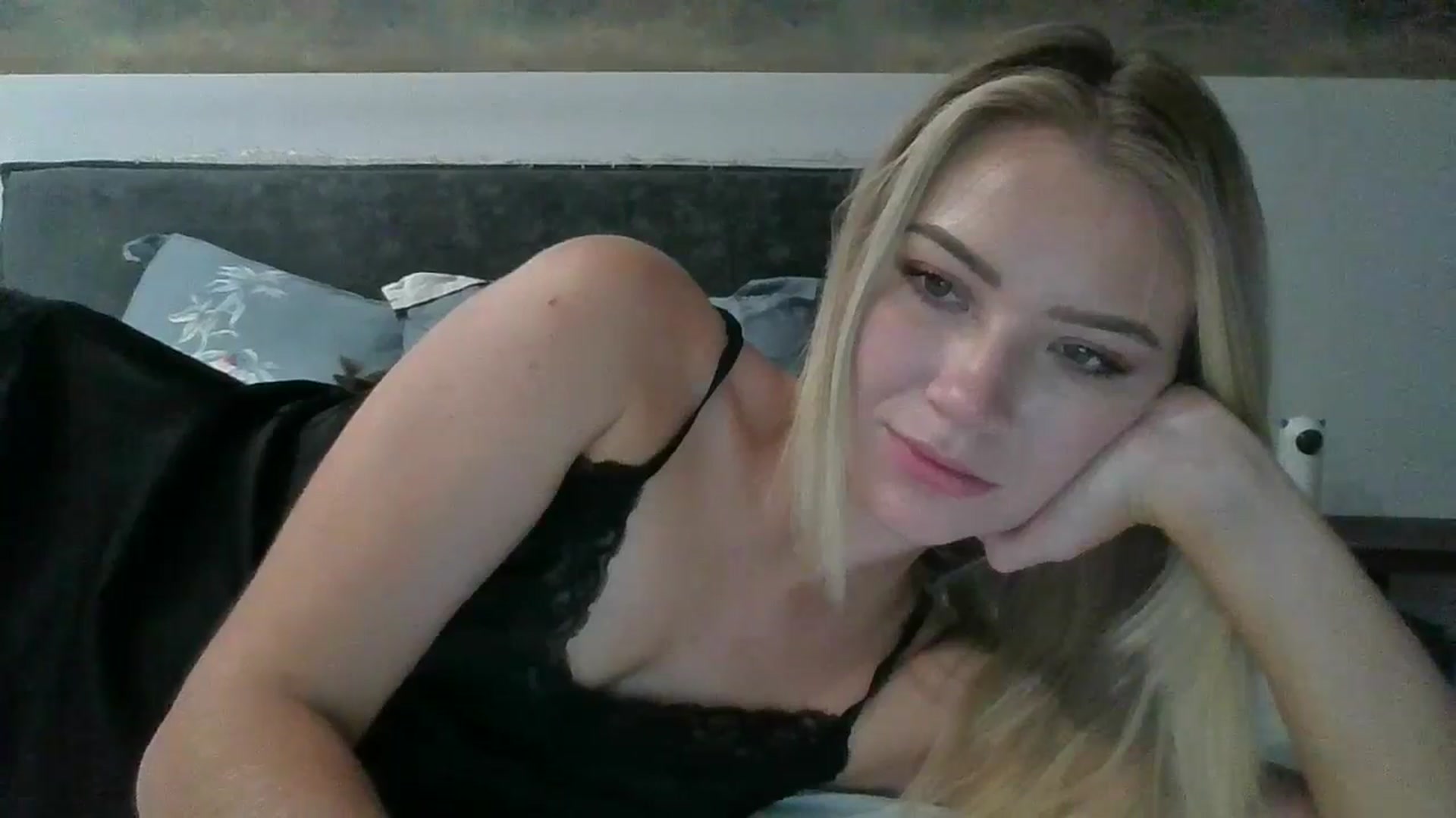 Gallery image thumbnail from fiancee's myfreecams stream on, 09/25/2025, 03:24 image 17 of 20