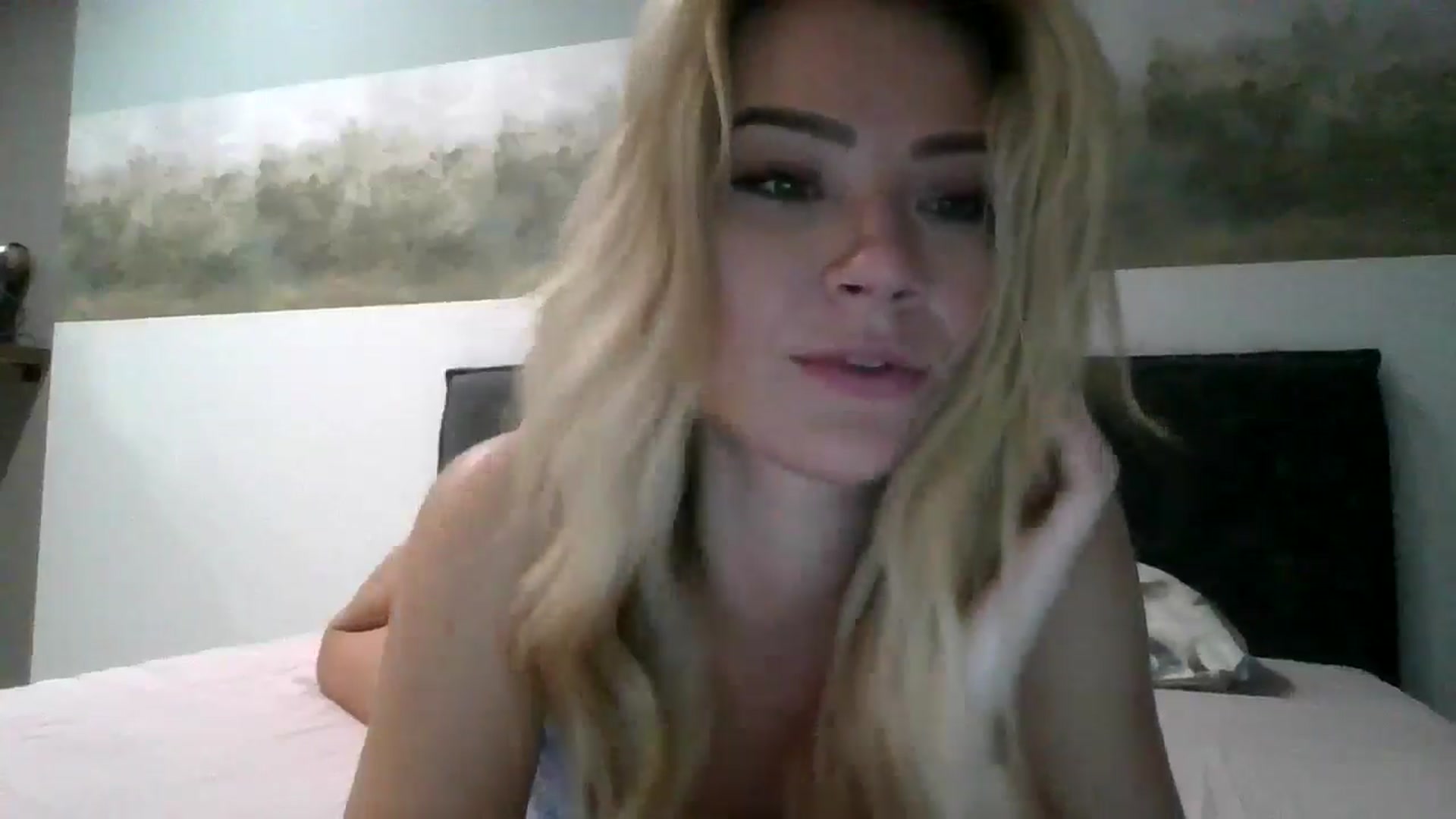 Gallery image thumbnail from fiancee's myfreecams stream on, 10/06/2025, 03:57 image 17 of 20