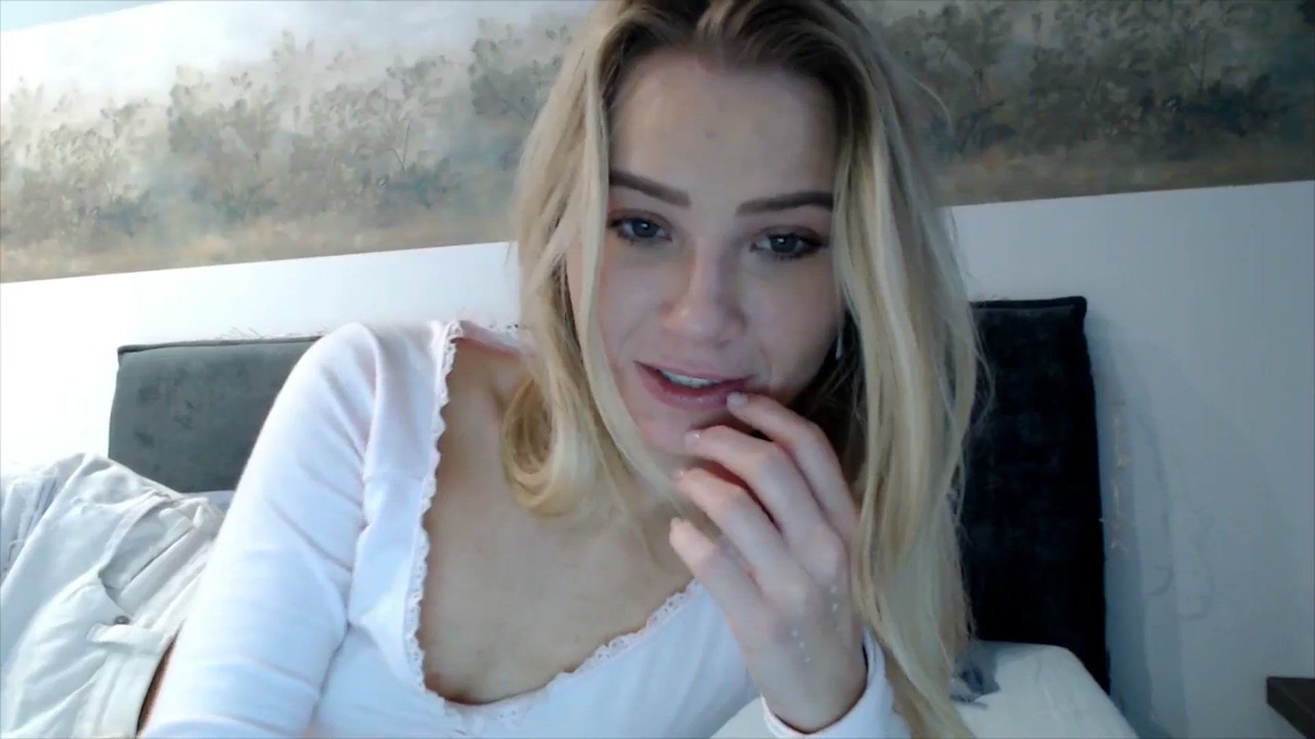 Gallery image thumbnail from fiancee's myfreecams stream on, 12/01/2025, 06:59 image 9 of 20