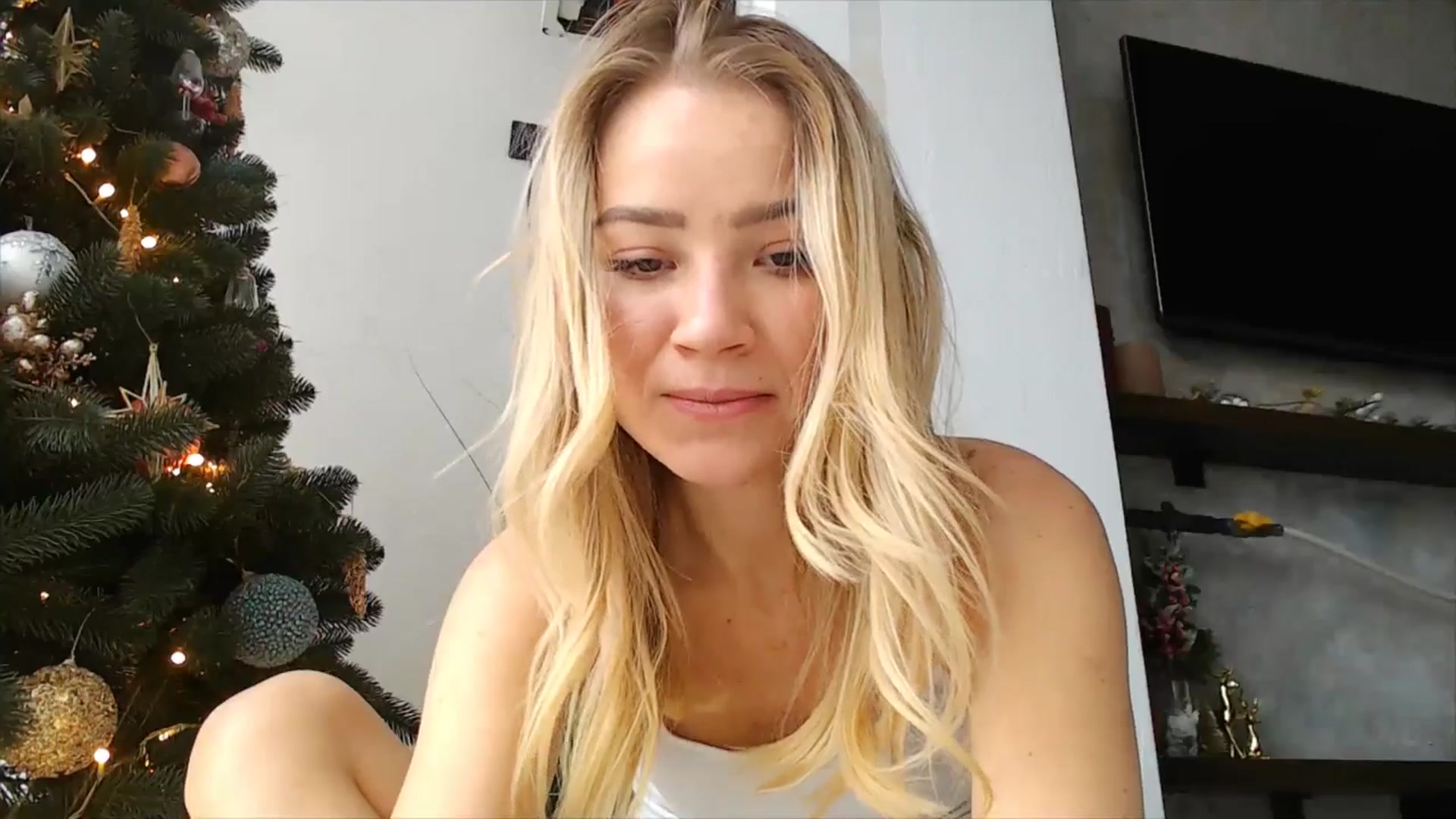 Gallery image thumbnail from fiancee's myfreecams stream on, 12/24/2025, 08:54 image 19 of 20