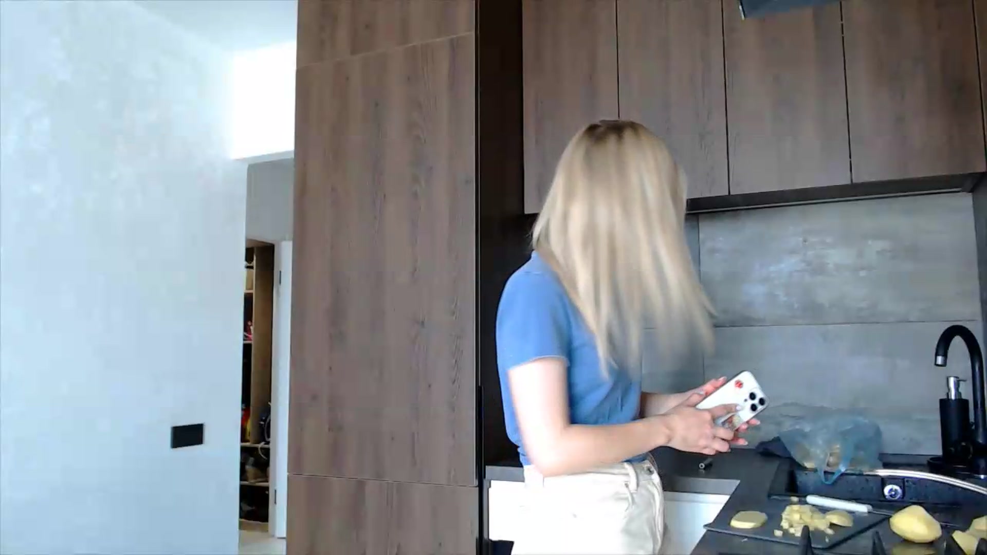 Gallery image thumbnail from fiancee's myfreecams stream on, 06/05/2026, 13:12 image 7 of 20