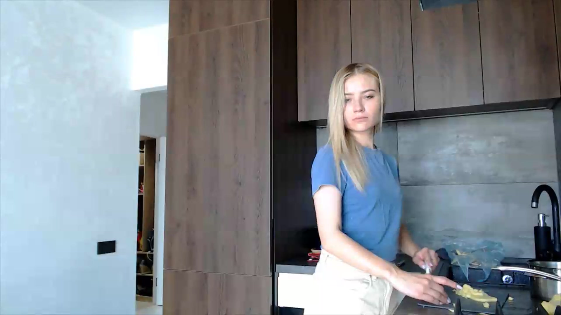Gallery image thumbnail from fiancee's myfreecams stream on, 06/05/2026, 13:12 image 9 of 20