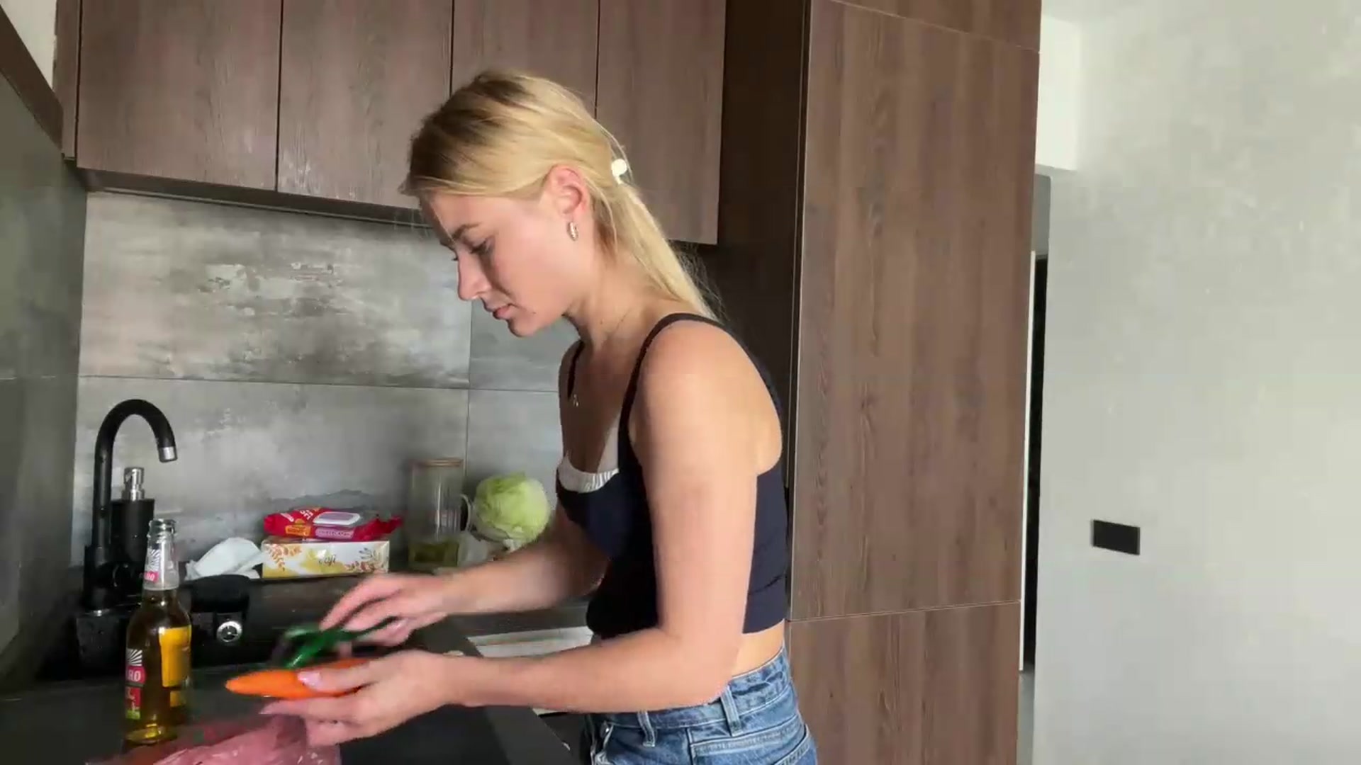 Gallery image thumbnail from fiancee's myfreecams stream on, 08/19/2026, 10:42 image 3 of 20