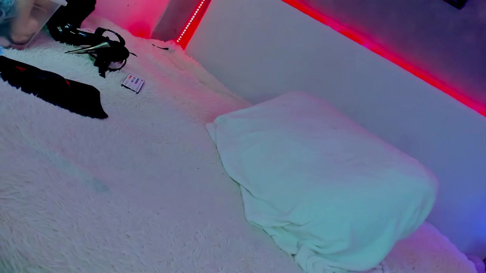 Gallery image thumbnail from fkngBADbitch's myfreecams stream on, 04/13/2025, 13:15 image 16 of 20