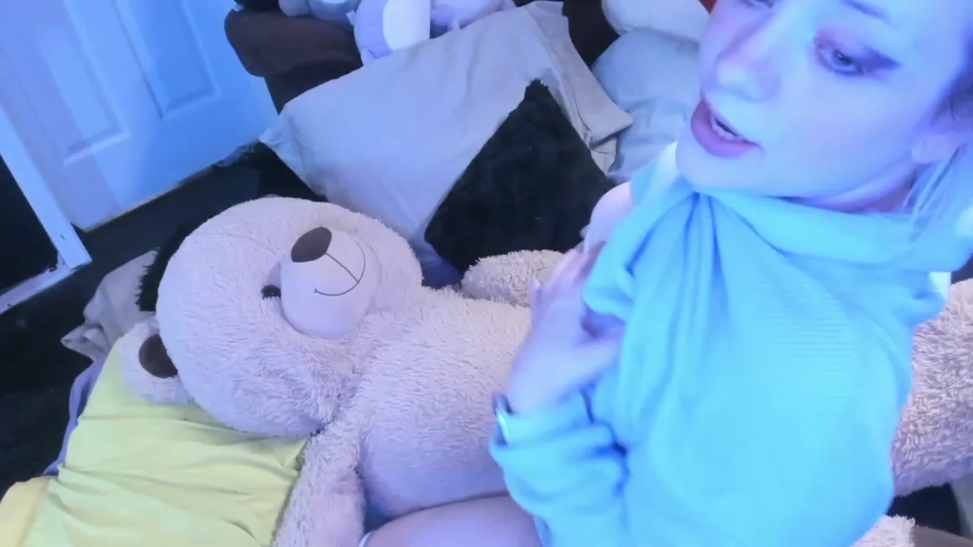 Gallery image thumbnail from flooziy's myfreecams stream on, 11/25/2022, 09:29 image 8 of 20