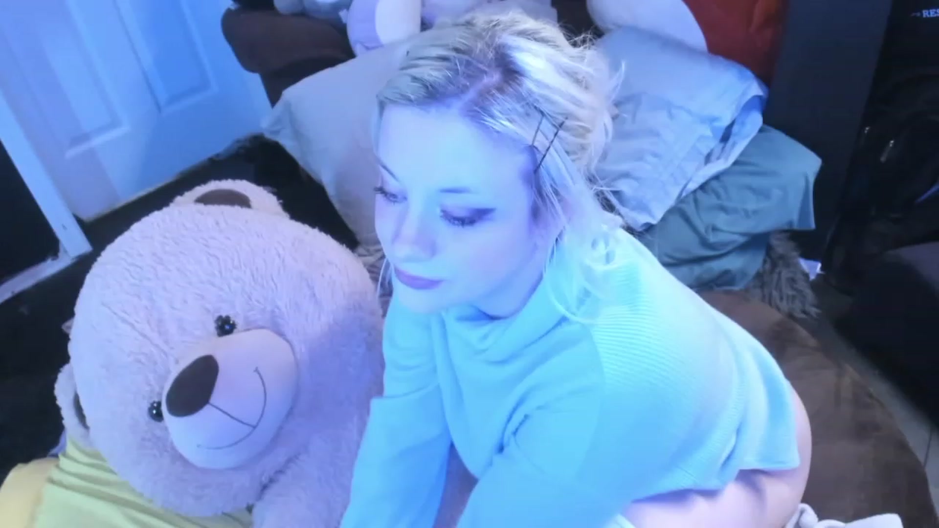 Gallery image thumbnail from flooziy's myfreecams stream on, 11/25/2022, 09:29 image 6 of 20