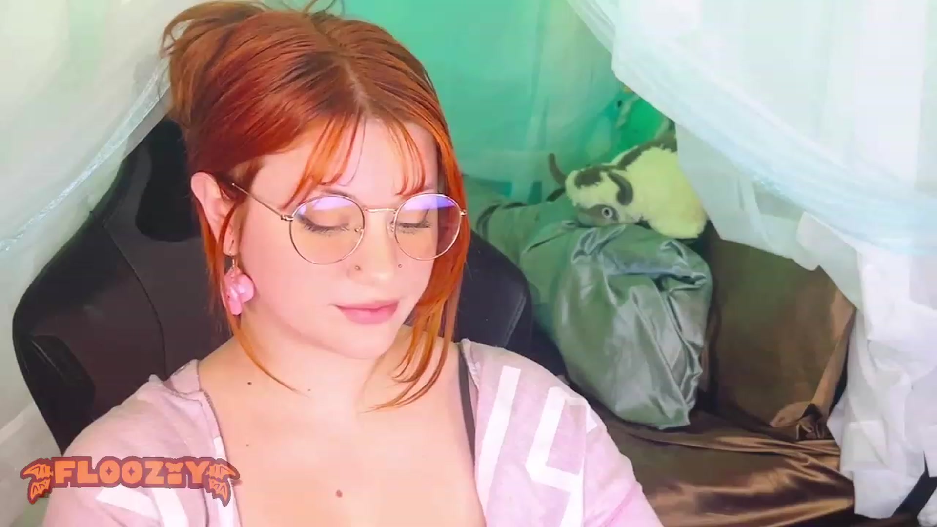 Gallery image thumbnail from flooziy's myfreecams stream on, 01/12/2024, 06:27 image 12 of 20