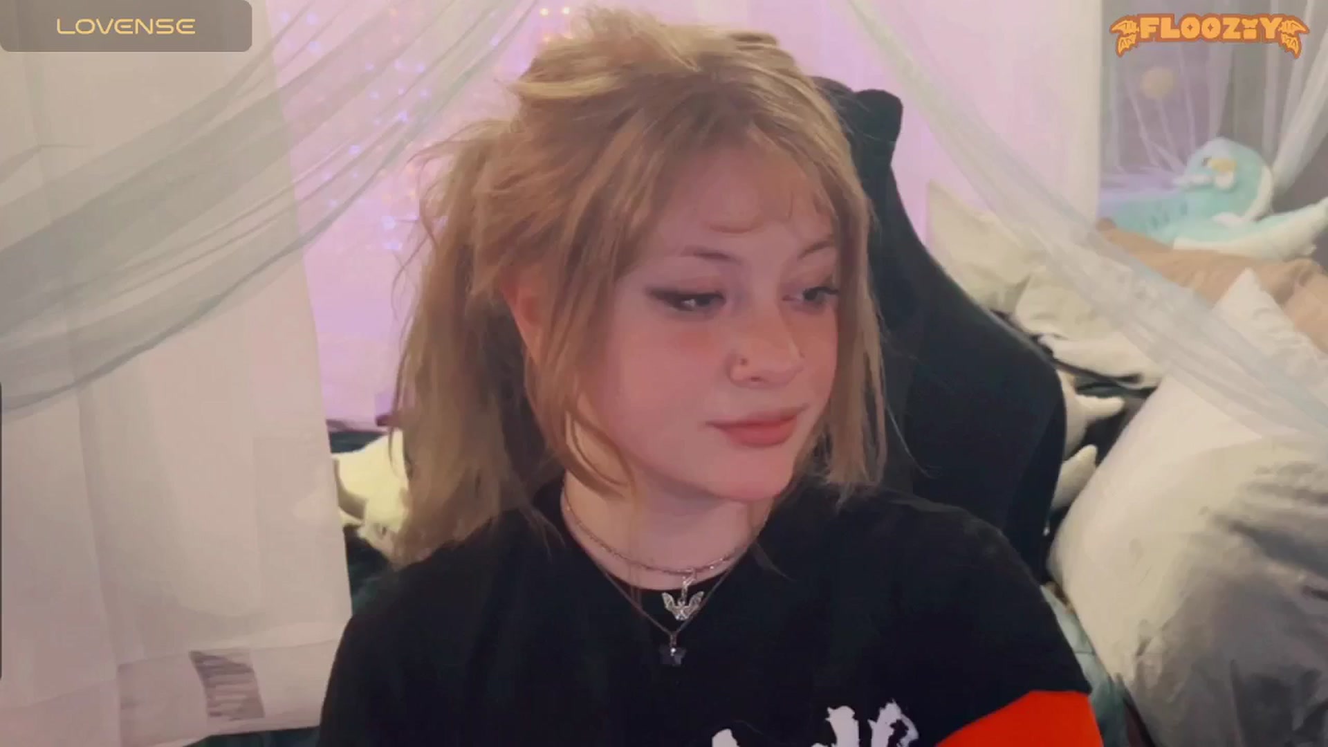 Gallery image thumbnail from flooziy's myfreecams stream on, 04/25/2024, 08:57 image 6 of 20