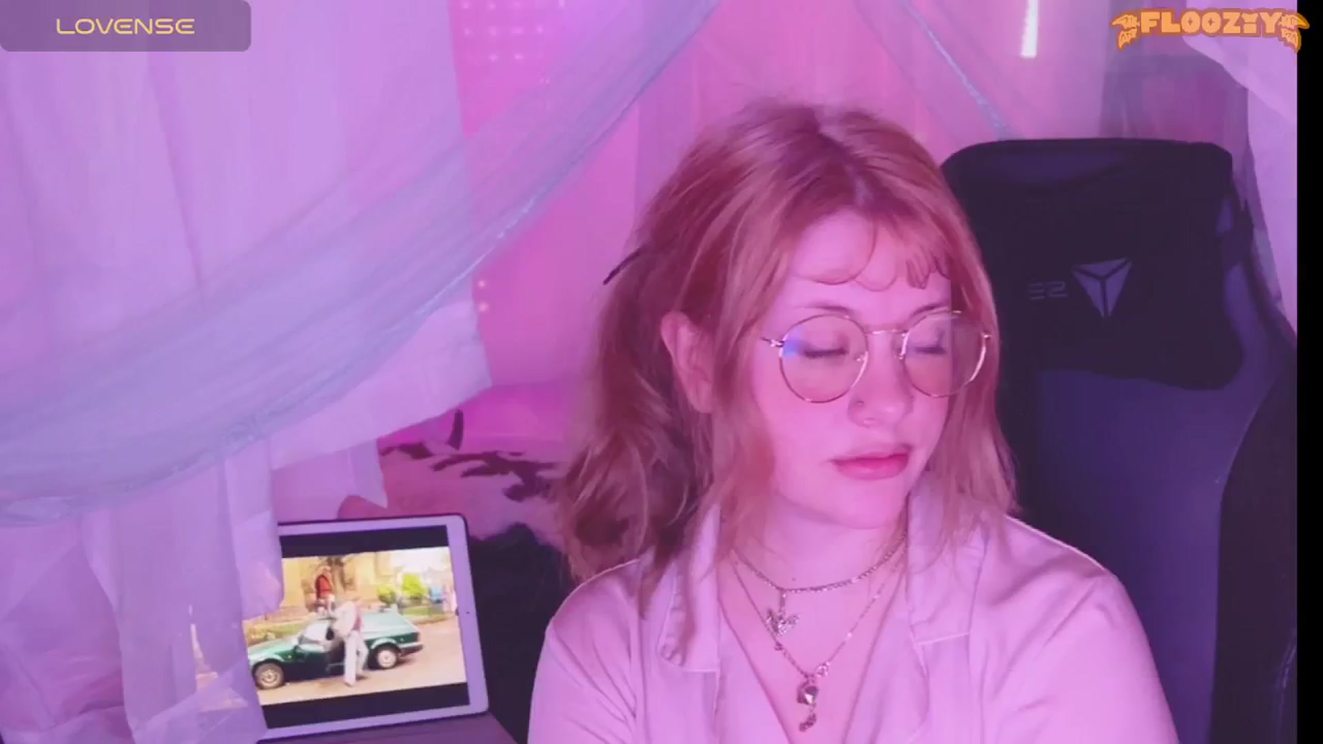Gallery image thumbnail from flooziy's myfreecams stream on, 04/30/2024, 14:54 image 5 of 20