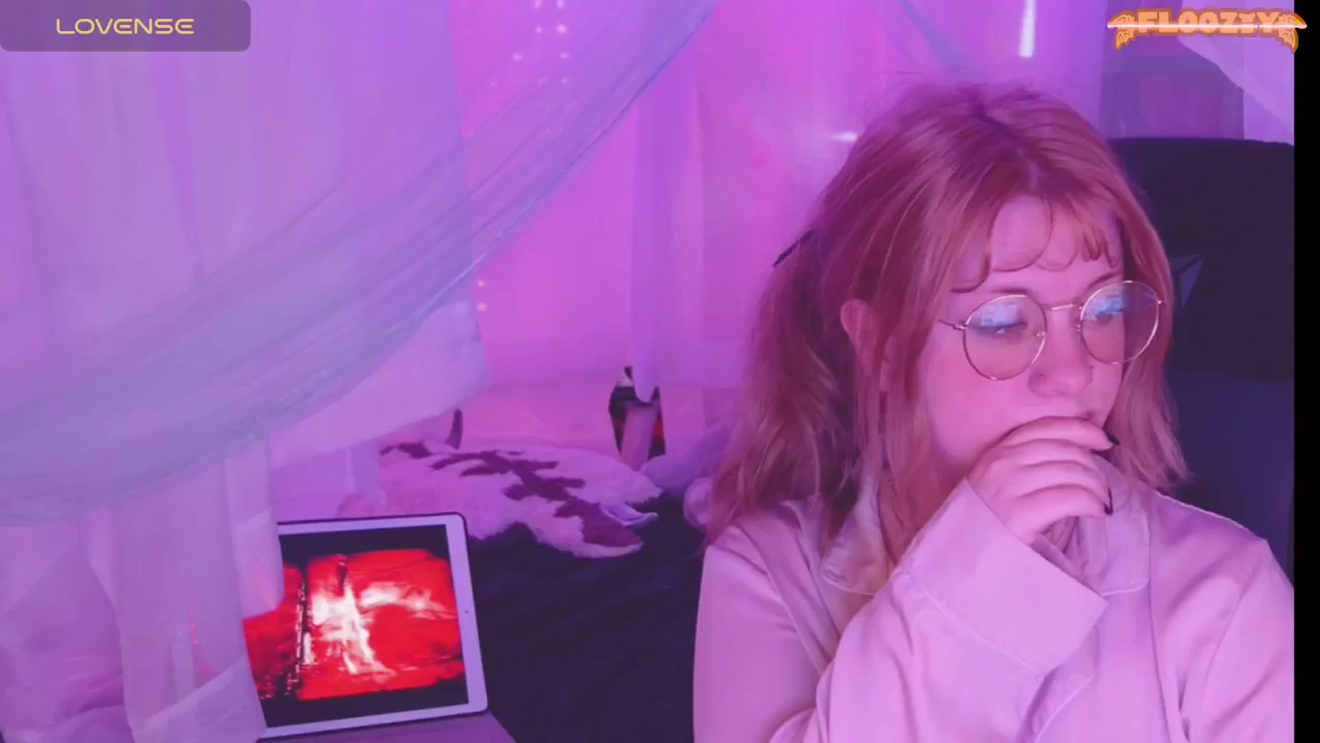 Gallery image thumbnail from flooziy's myfreecams stream on, 04/30/2024, 14:54 image 3 of 20