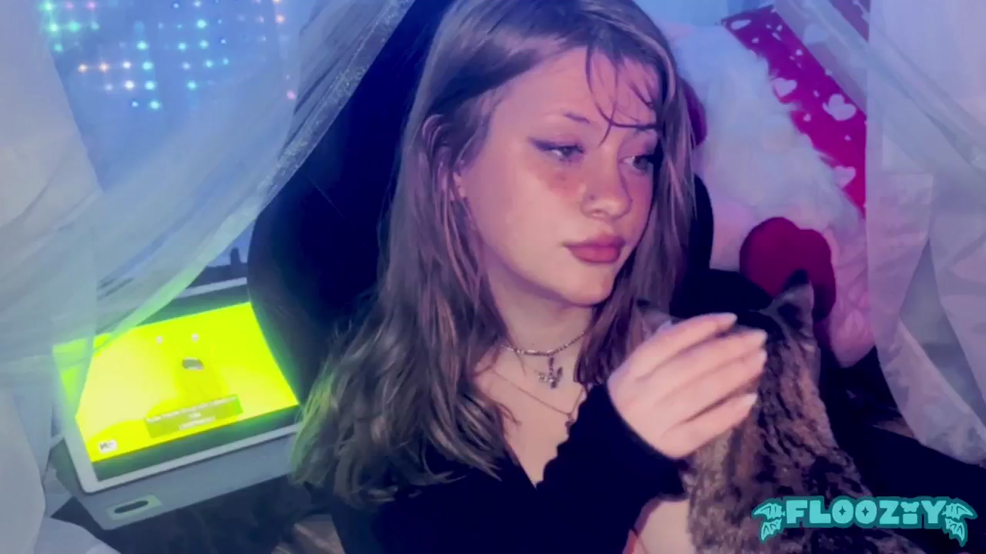 Gallery image thumbnail from flooziy's myfreecams stream on, 05/10/2024, 07:46 image 15 of 20