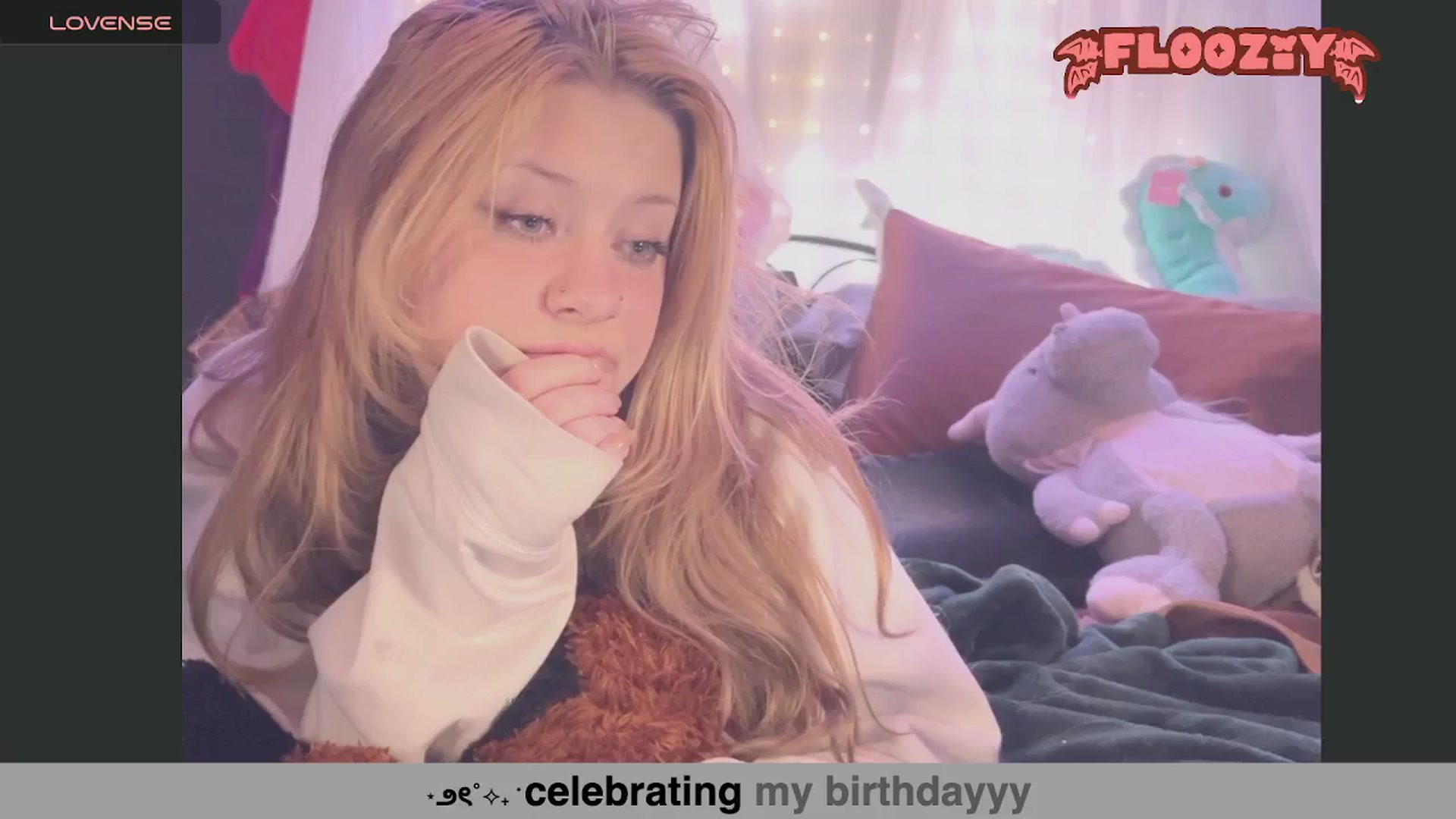 Gallery image thumbnail from flooziy's myfreecams stream on, 07/16/2024, 03:20 image 17 of 20
