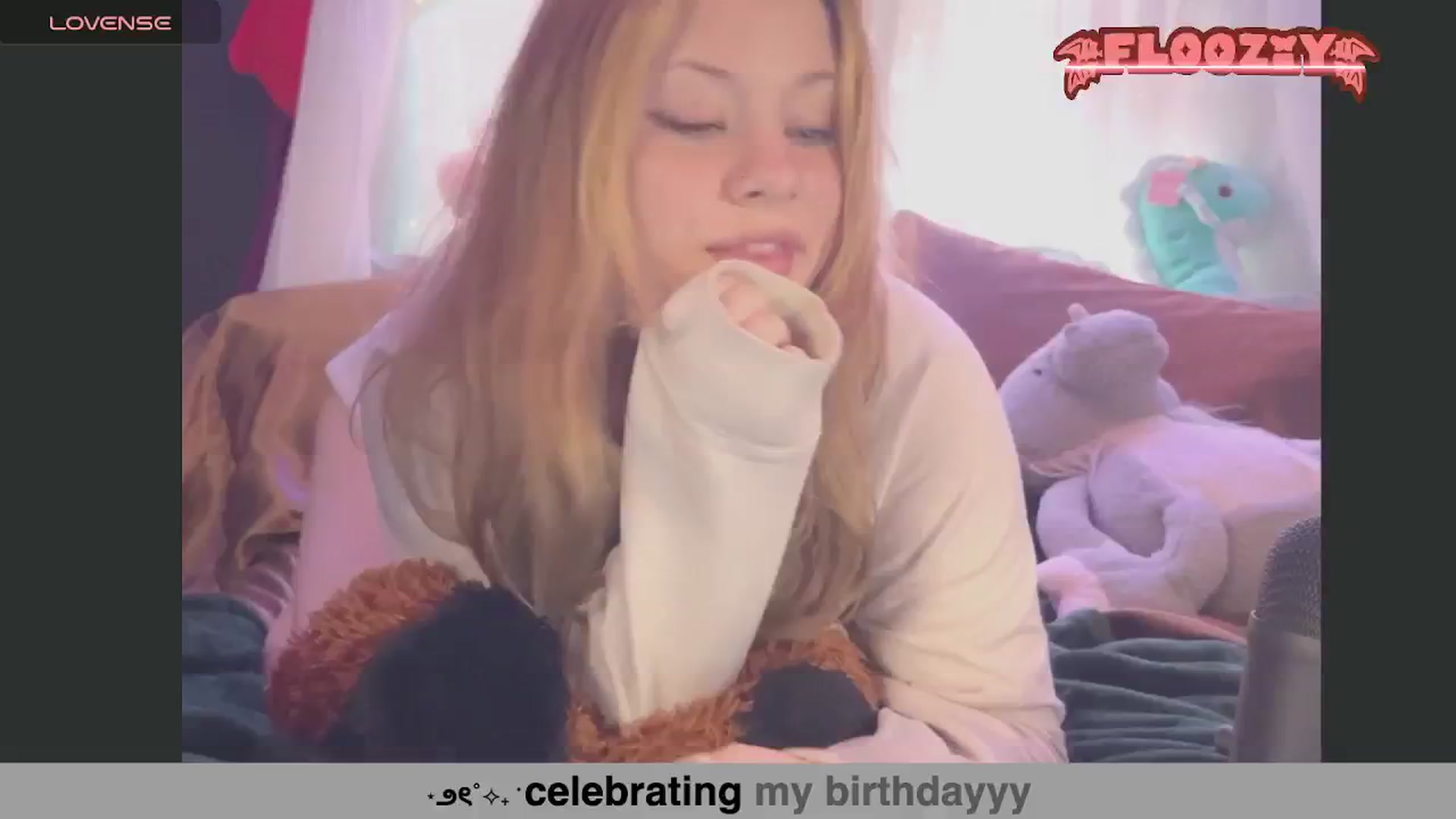 Gallery image thumbnail from flooziy's myfreecams stream on, 07/16/2024, 03:20 image 19 of 20