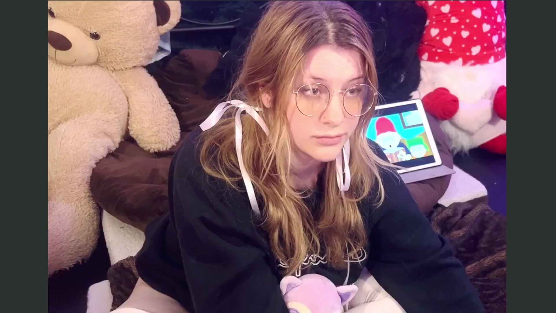 Gallery image thumbnail from flooziy's myfreecams stream on, 10/16/2024, 06:00 image 14 of 20