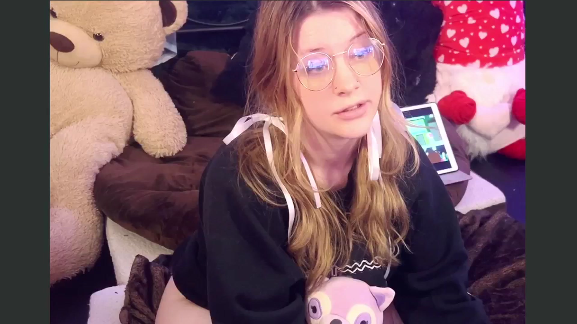 Gallery image thumbnail from flooziy's myfreecams stream on, 10/16/2024, 06:00 image 19 of 20