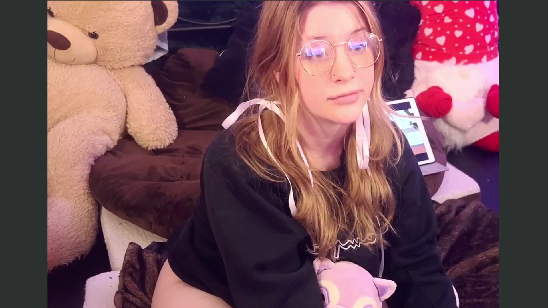 Gallery image thumbnail from flooziy's myfreecams stream on, 10/16/2024, 06:00 image 20 of 20