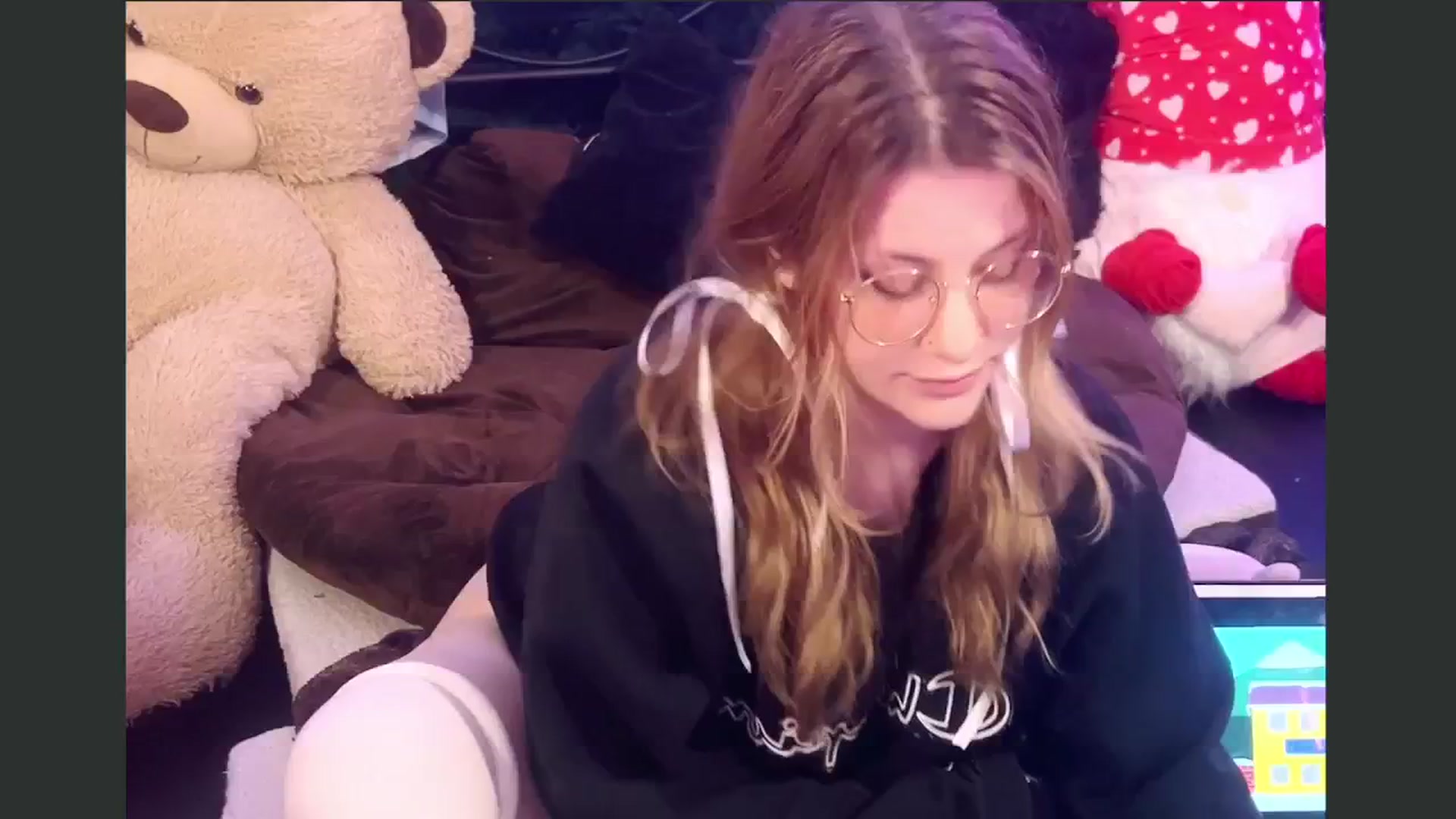 Gallery image thumbnail from flooziy's myfreecams stream on, 10/16/2024, 06:00 image 11 of 20