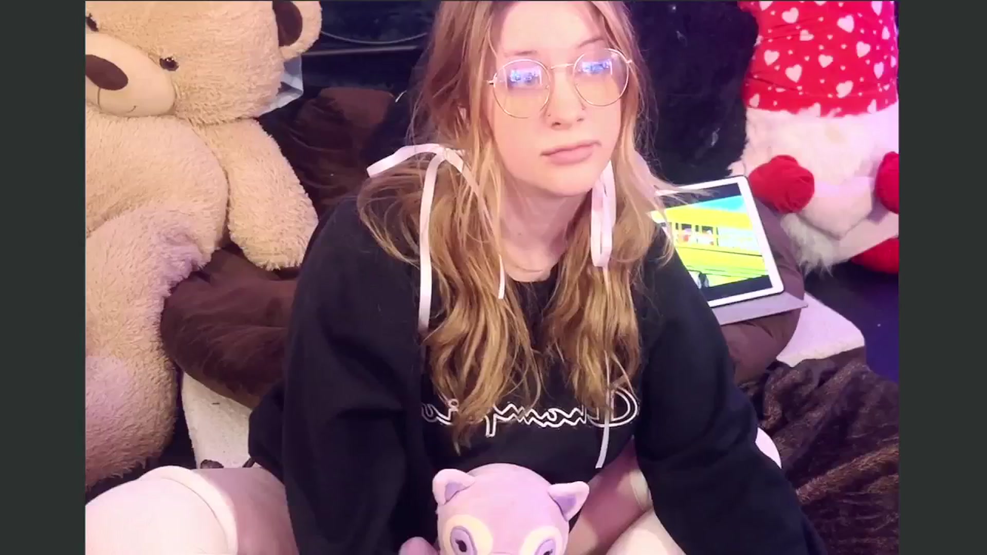 Gallery image thumbnail from flooziy's myfreecams stream on, 10/16/2024, 06:00 image 16 of 20