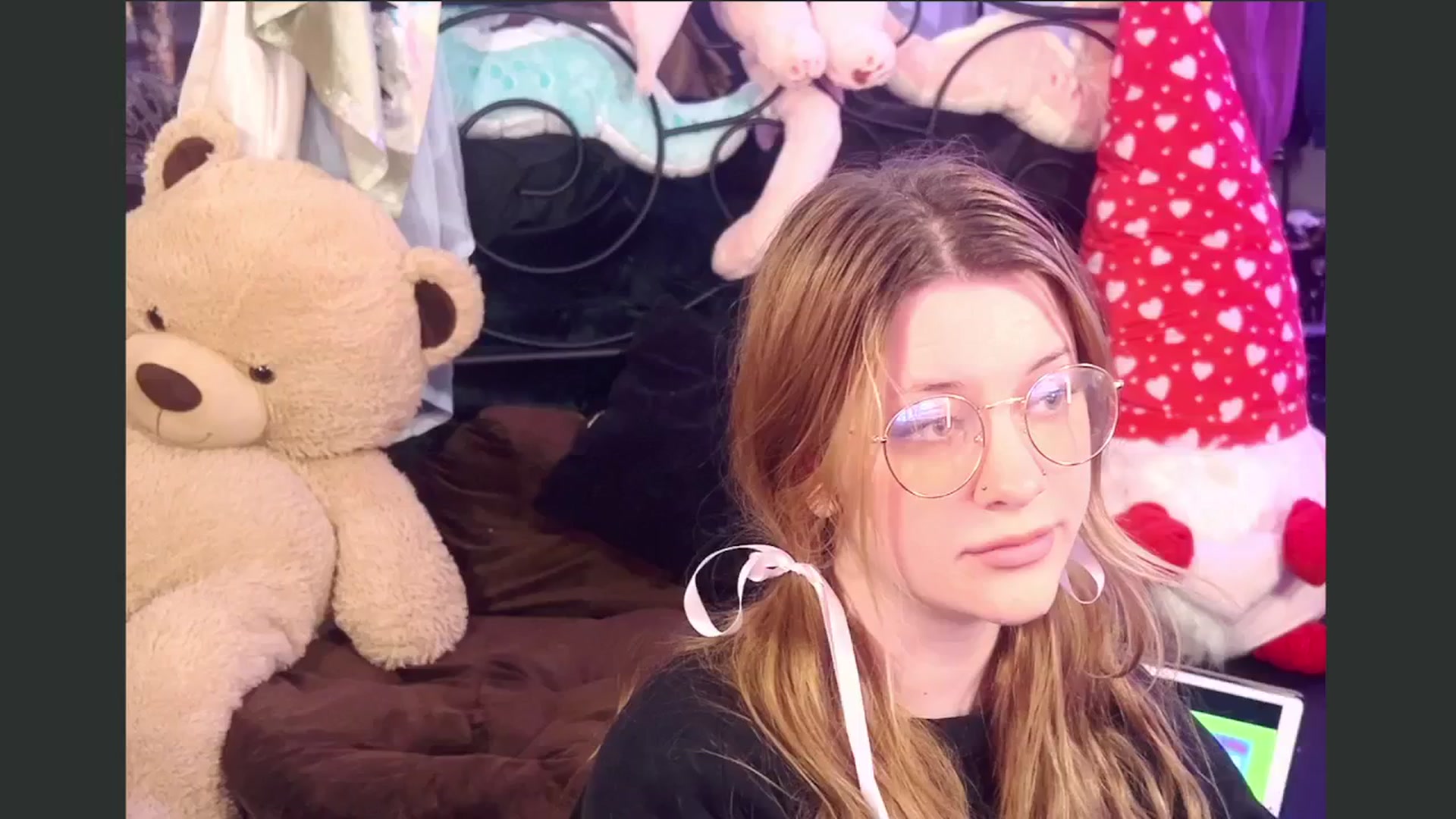Gallery image thumbnail from flooziy's myfreecams stream on, 10/16/2024, 07:00 image 11 of 20