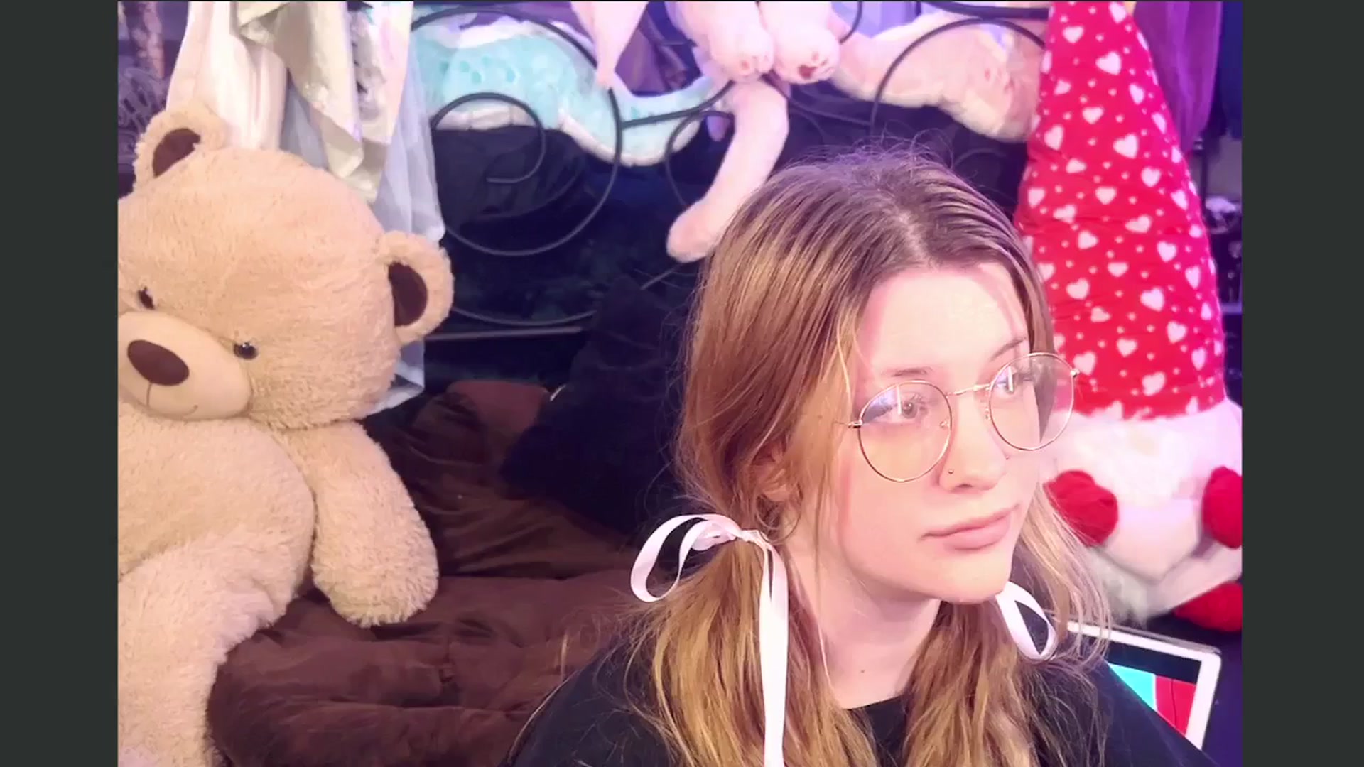 Gallery image thumbnail from flooziy's myfreecams stream on, 10/16/2024, 07:00 image 14 of 20