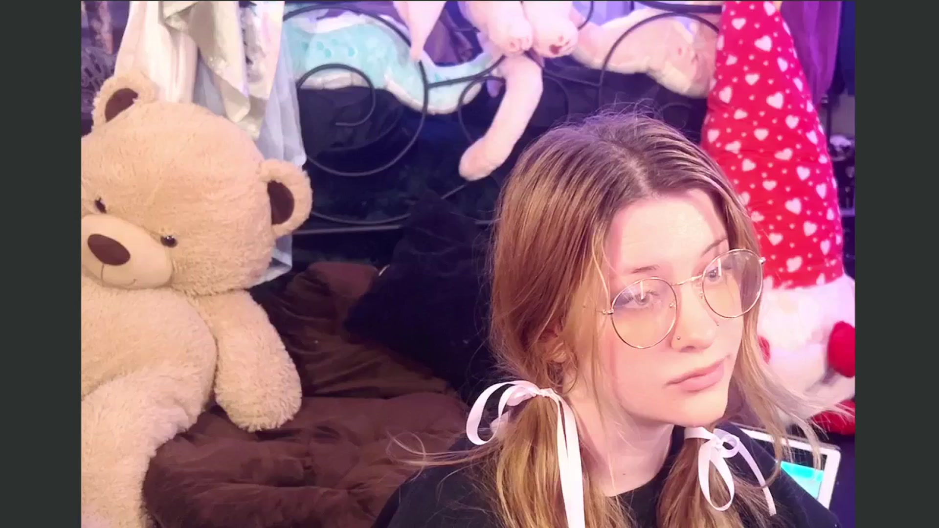 Gallery image thumbnail from flooziy's myfreecams stream on, 10/16/2024, 07:00 image 16 of 20