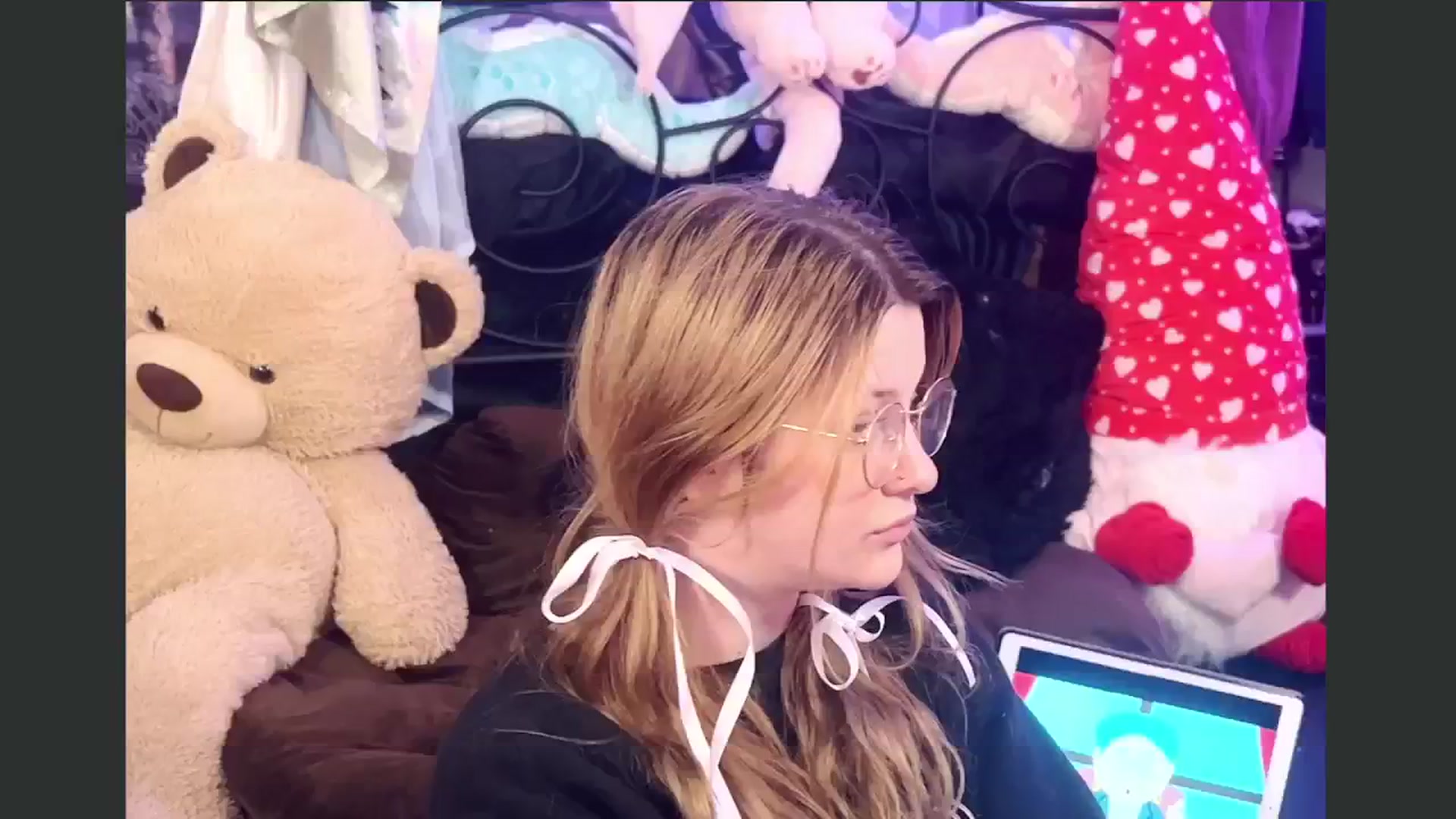 Gallery image thumbnail from flooziy's myfreecams stream on, 10/16/2024, 07:00 image 17 of 20