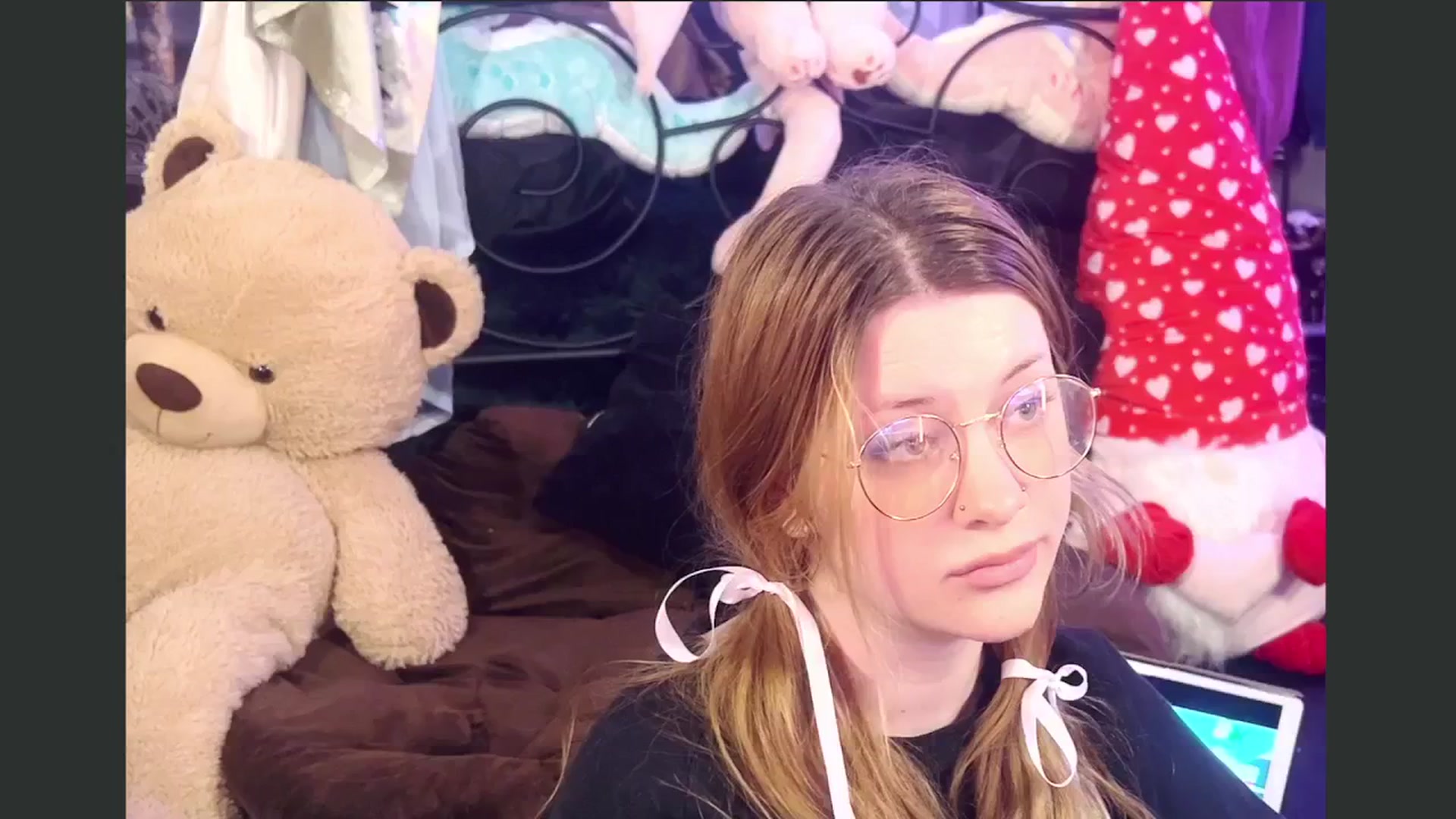 Gallery image thumbnail from flooziy's myfreecams stream on, 10/16/2024, 07:00 image 10 of 20
