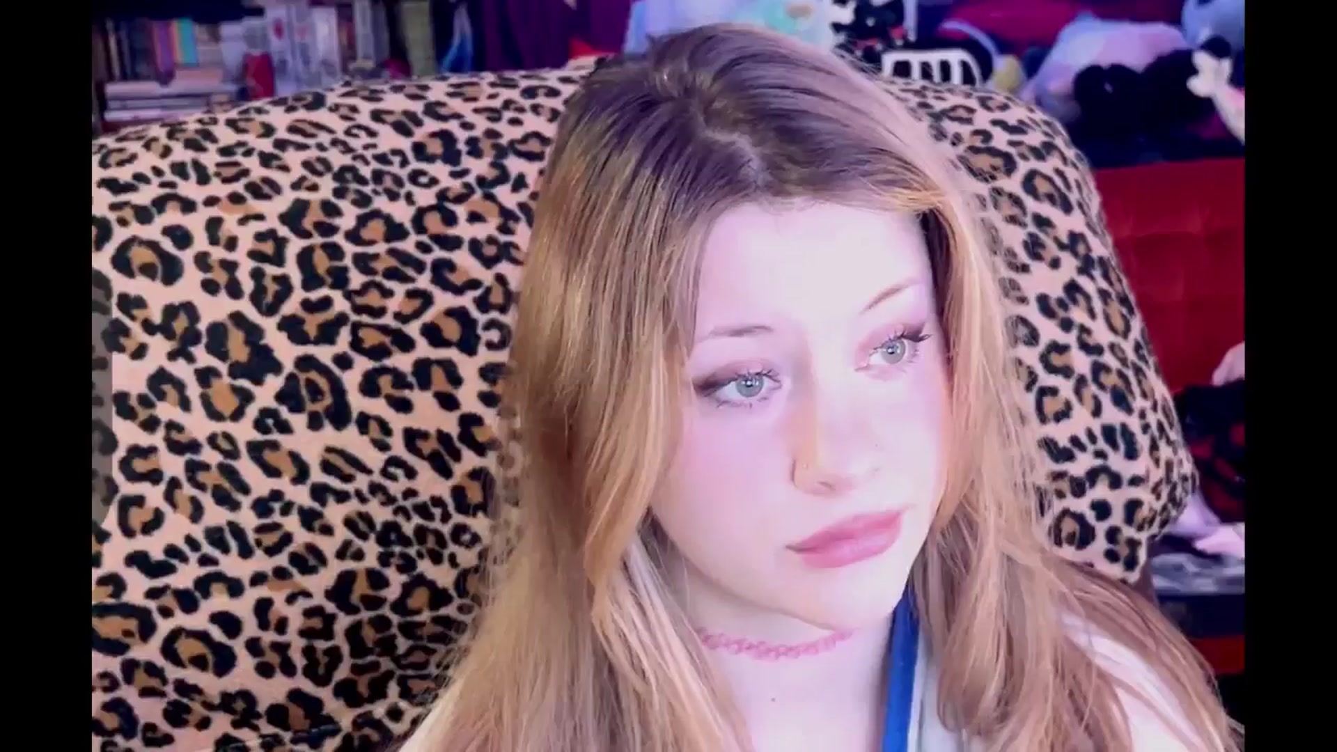 Gallery image thumbnail from flooziy's myfreecams stream on, 12/06/2024, 08:23 image 7 of 20