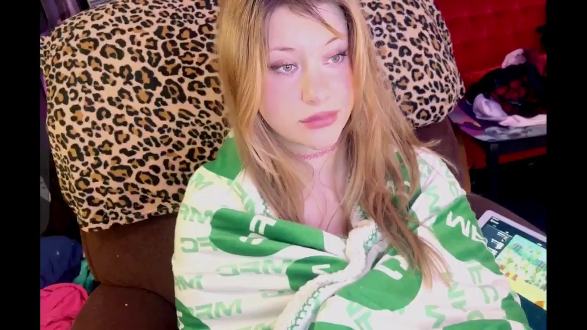 Gallery image thumbnail from flooziy's myfreecams stream on, 12/06/2024, 08:44 image 18 of 20