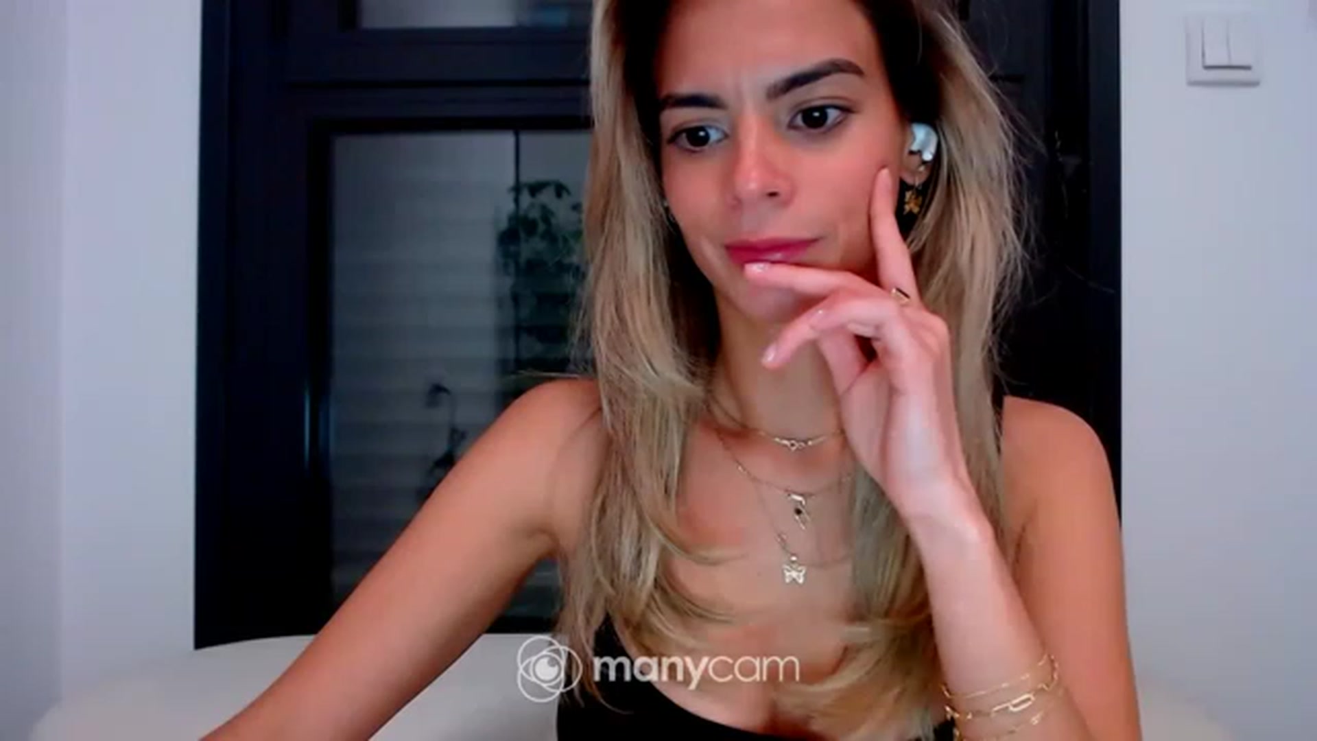 Gallery image thumbnail from fresagirl's myfreecams stream on, 12/19/2022, 23:43 image 2 of 20