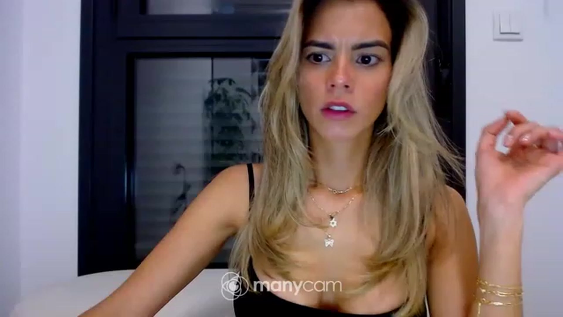 Gallery image thumbnail from fresagirl's myfreecams stream on, 12/19/2022, 23:43 image 11 of 20