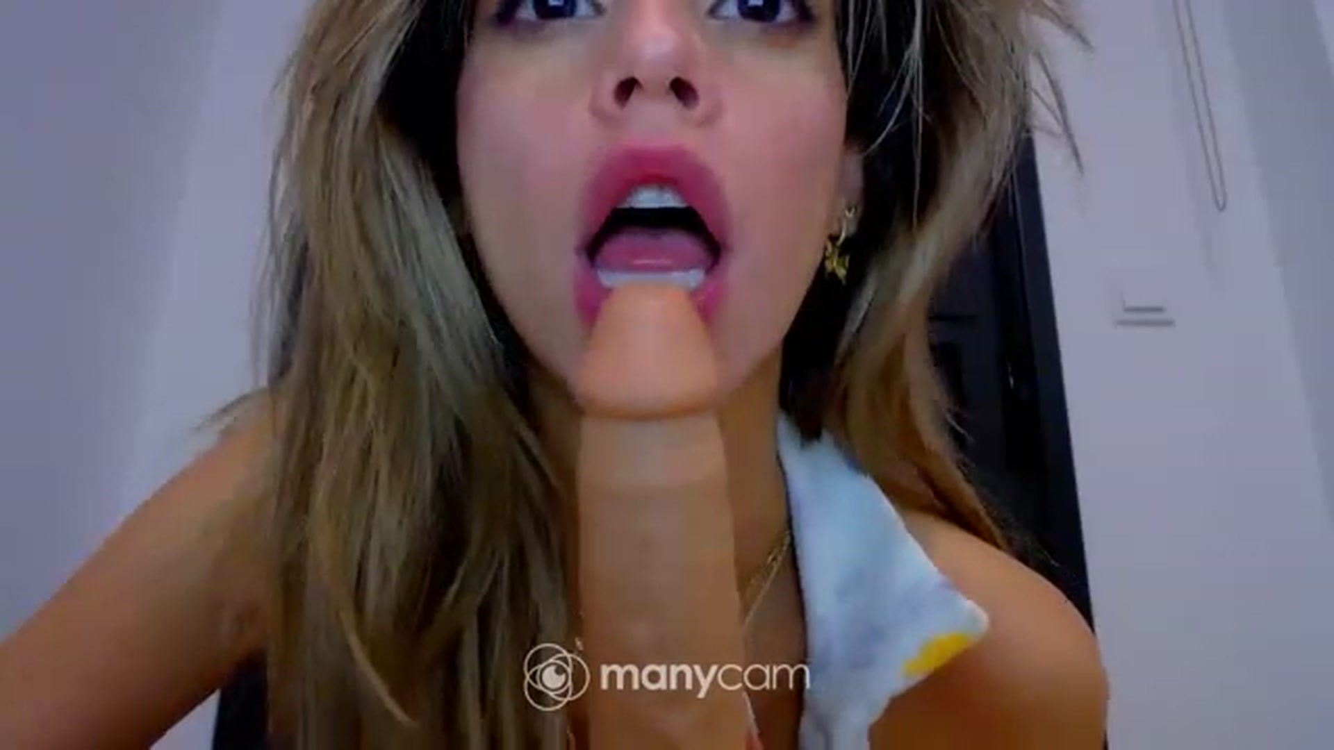 Gallery image thumbnail from fresagirl's myfreecams stream on, 01/28/2023, 24:03 image 17 of 20