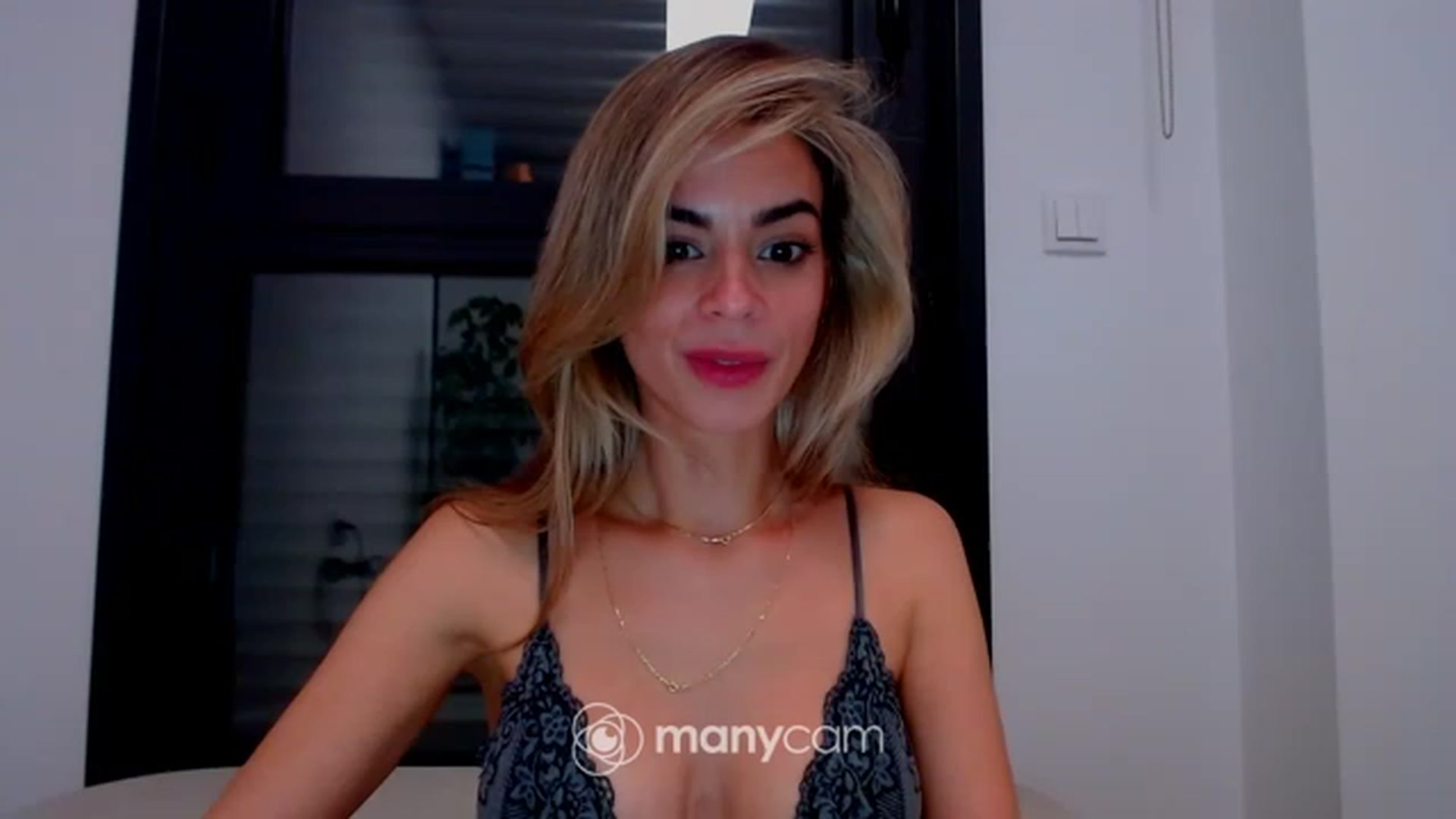 Gallery image thumbnail from fresagirl's myfreecams stream on, 05/18/2023, 22:35 image 17 of 20