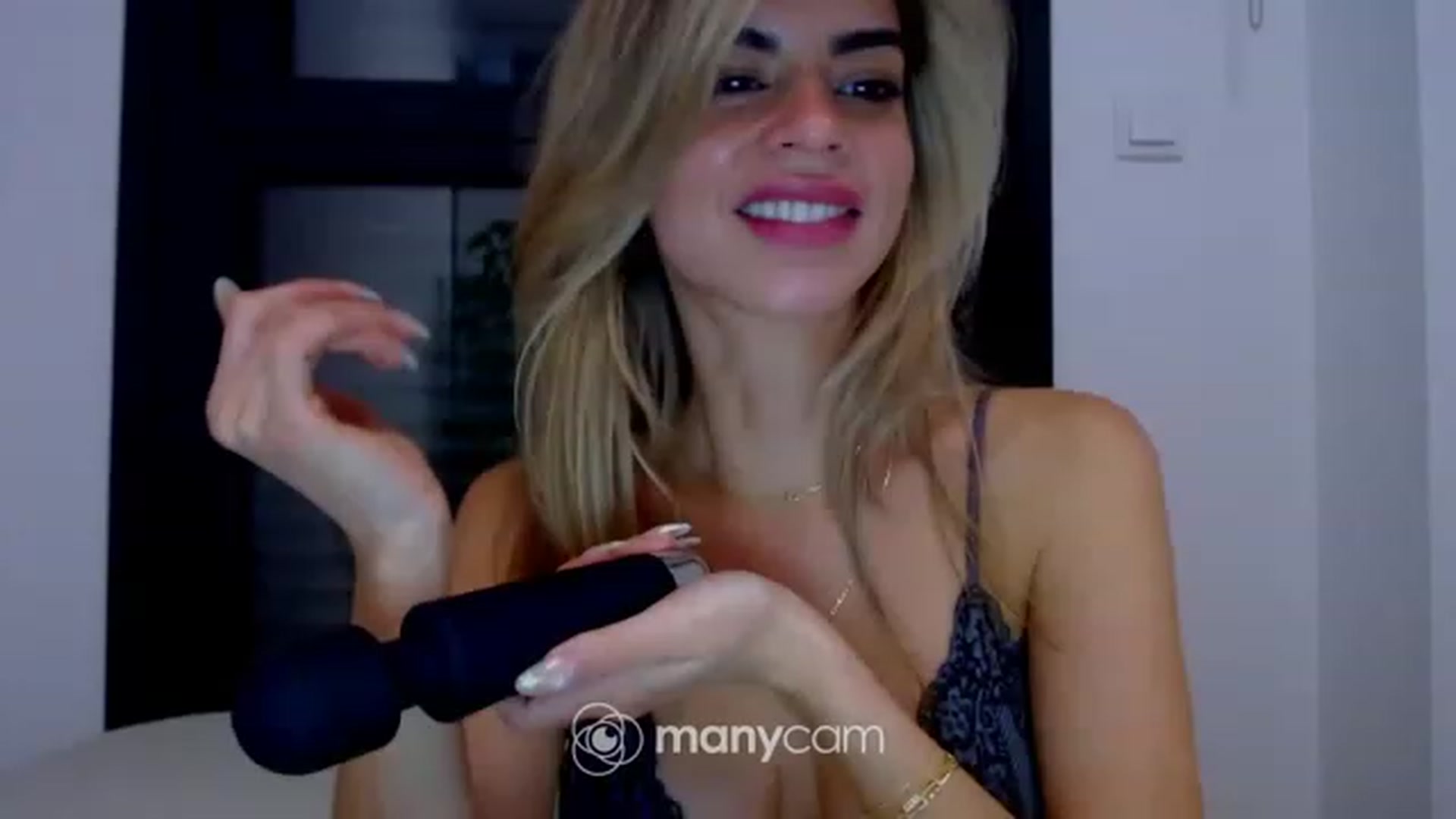 Gallery image thumbnail from fresagirl's myfreecams stream on, 05/18/2023, 22:35 image 15 of 20