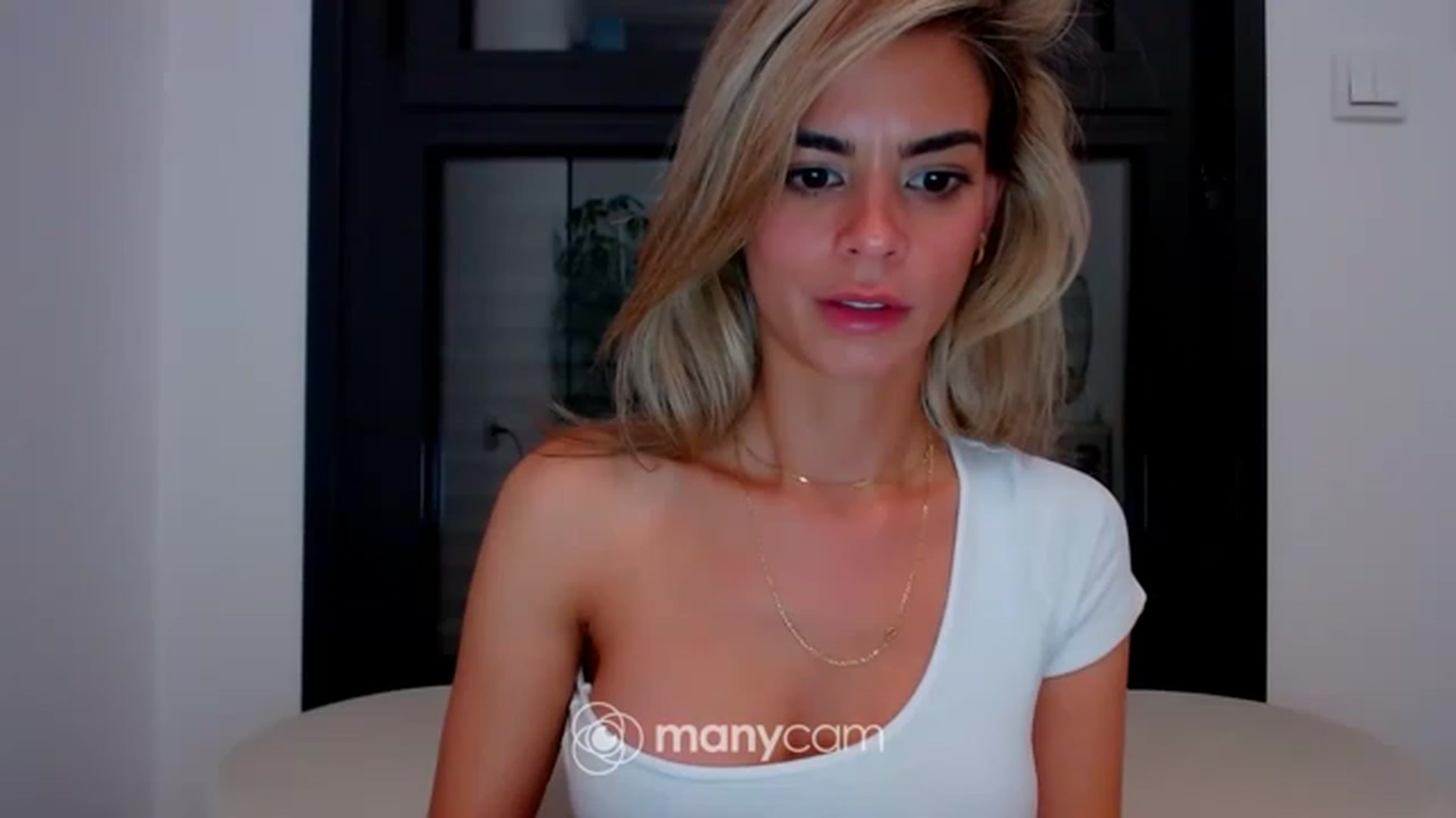 Gallery image thumbnail from fresagirl's myfreecams stream on, 05/24/2023, 02:20 image 15 of 20