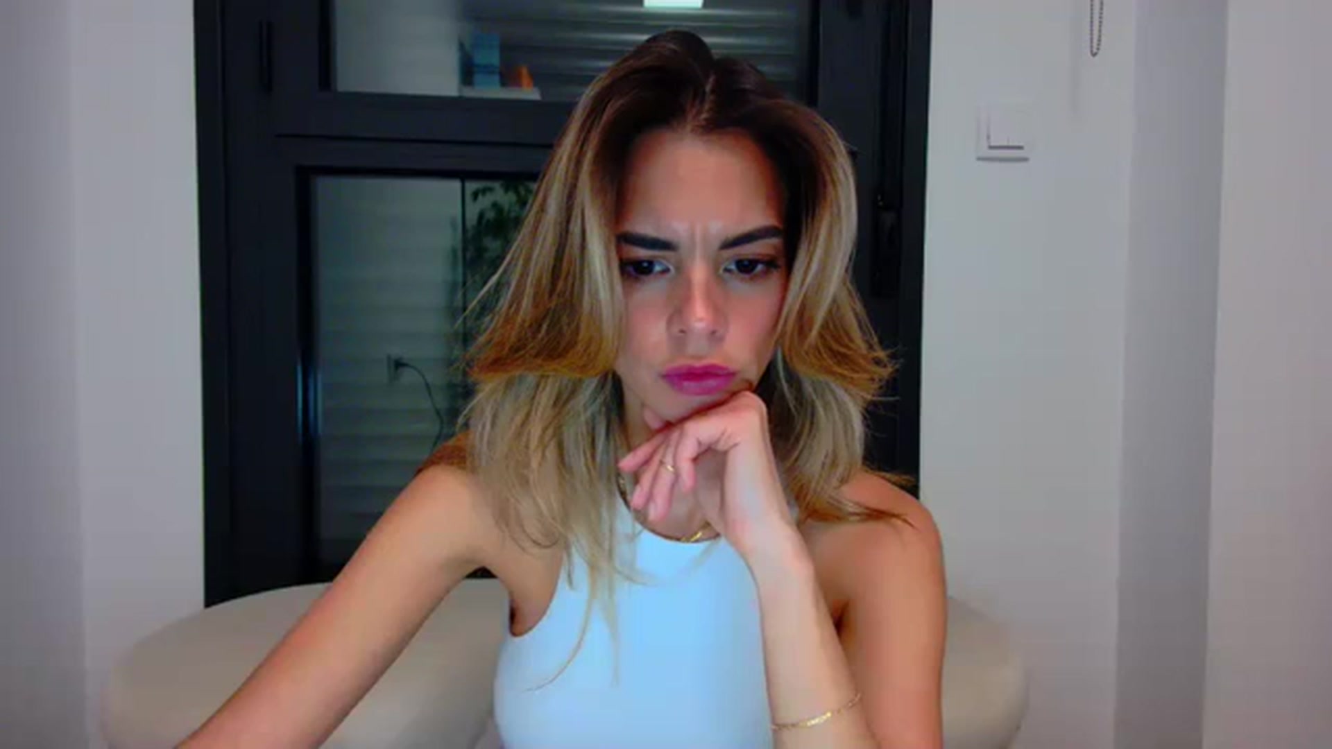 Gallery image thumbnail from fresagirl's myfreecams stream on, 10/19/2023, 20:37 image 1 of 20