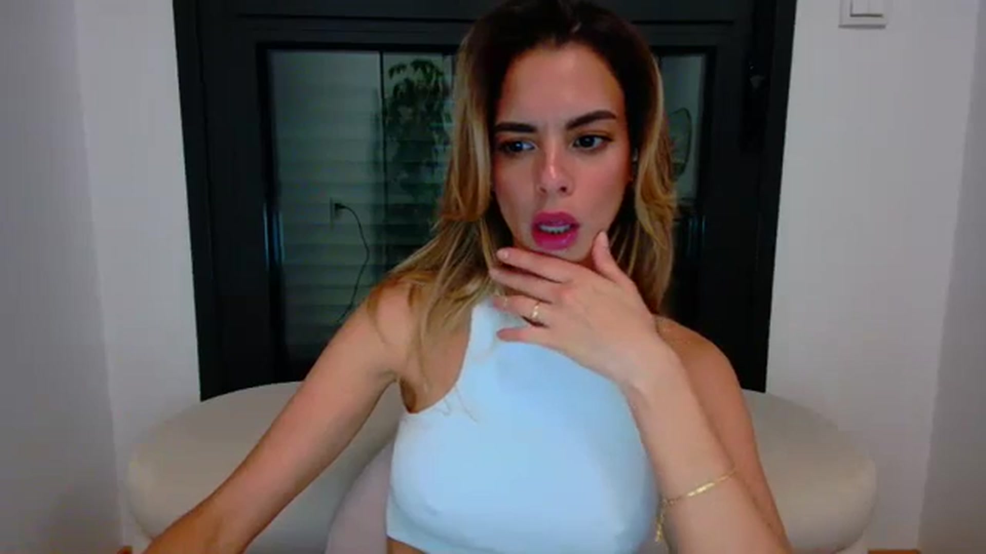 Gallery image thumbnail from fresagirl's myfreecams stream on, 10/19/2023, 21:08 image 12 of 20